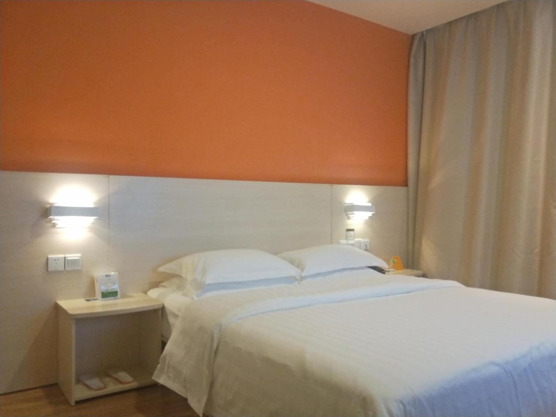 Comfortable Queen Room