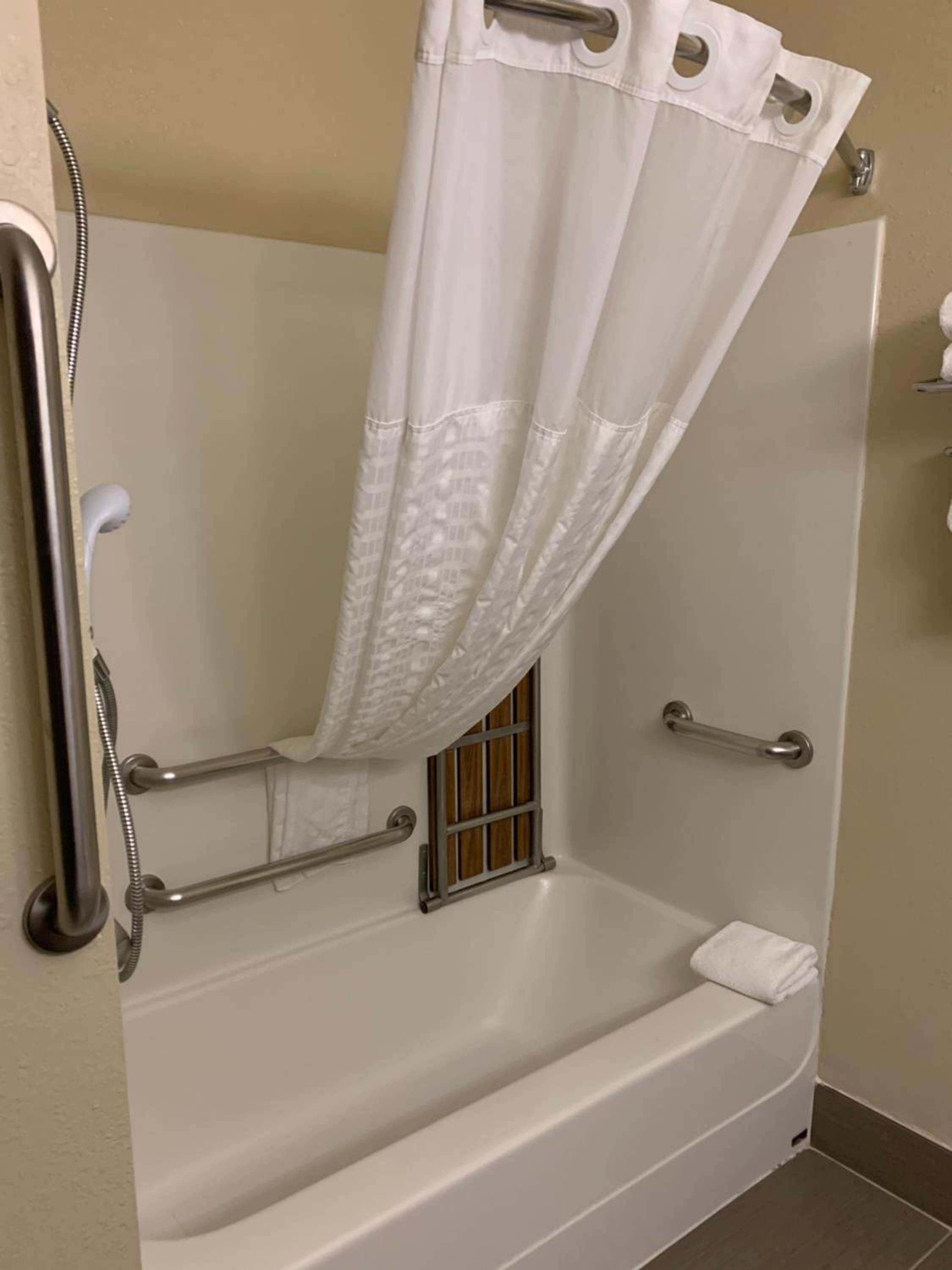Queen Room with Two Queen Beds - Accessible/Non-Smoking  - Photo 5