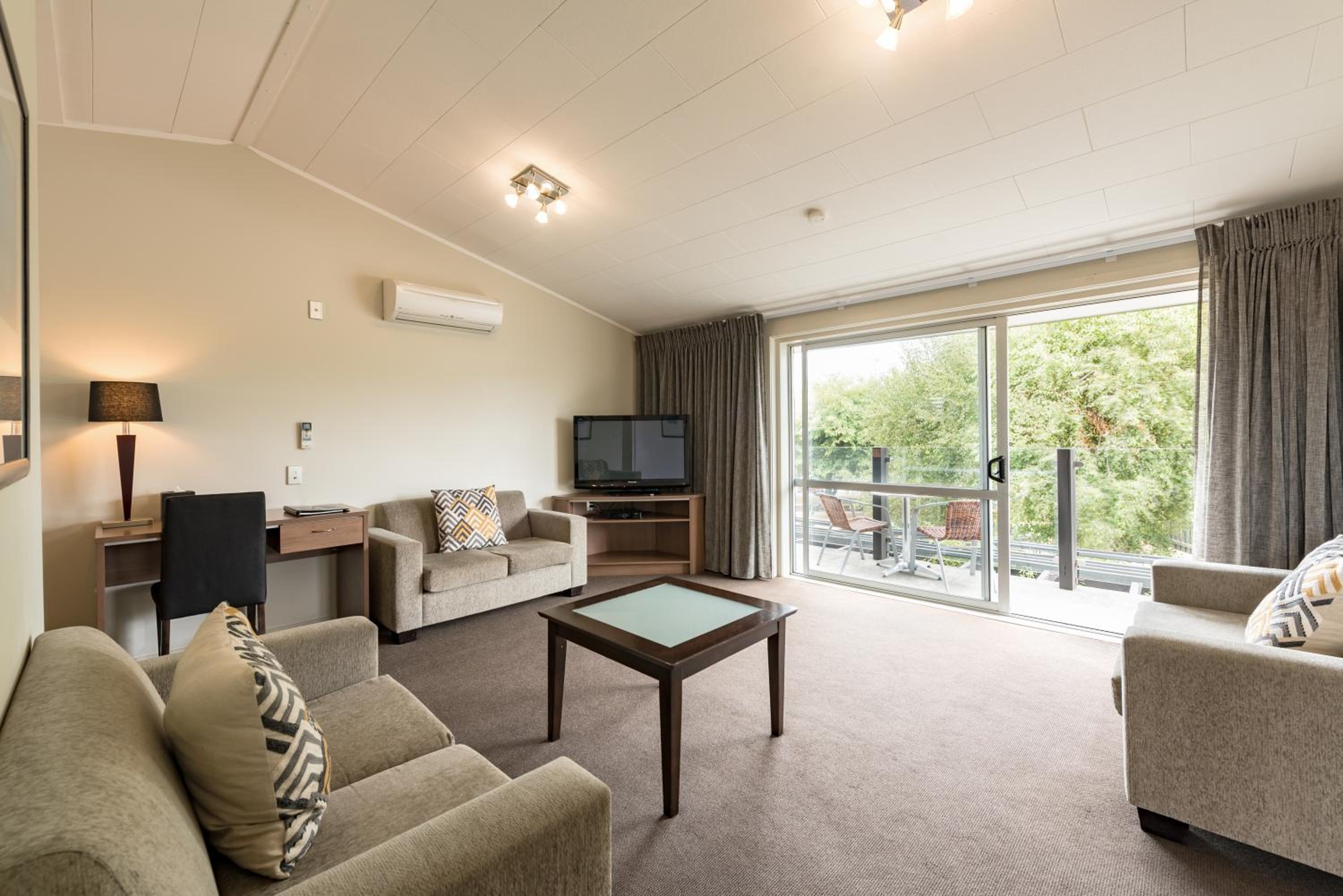 Two Bedroom Family Garden Room - Photo 3