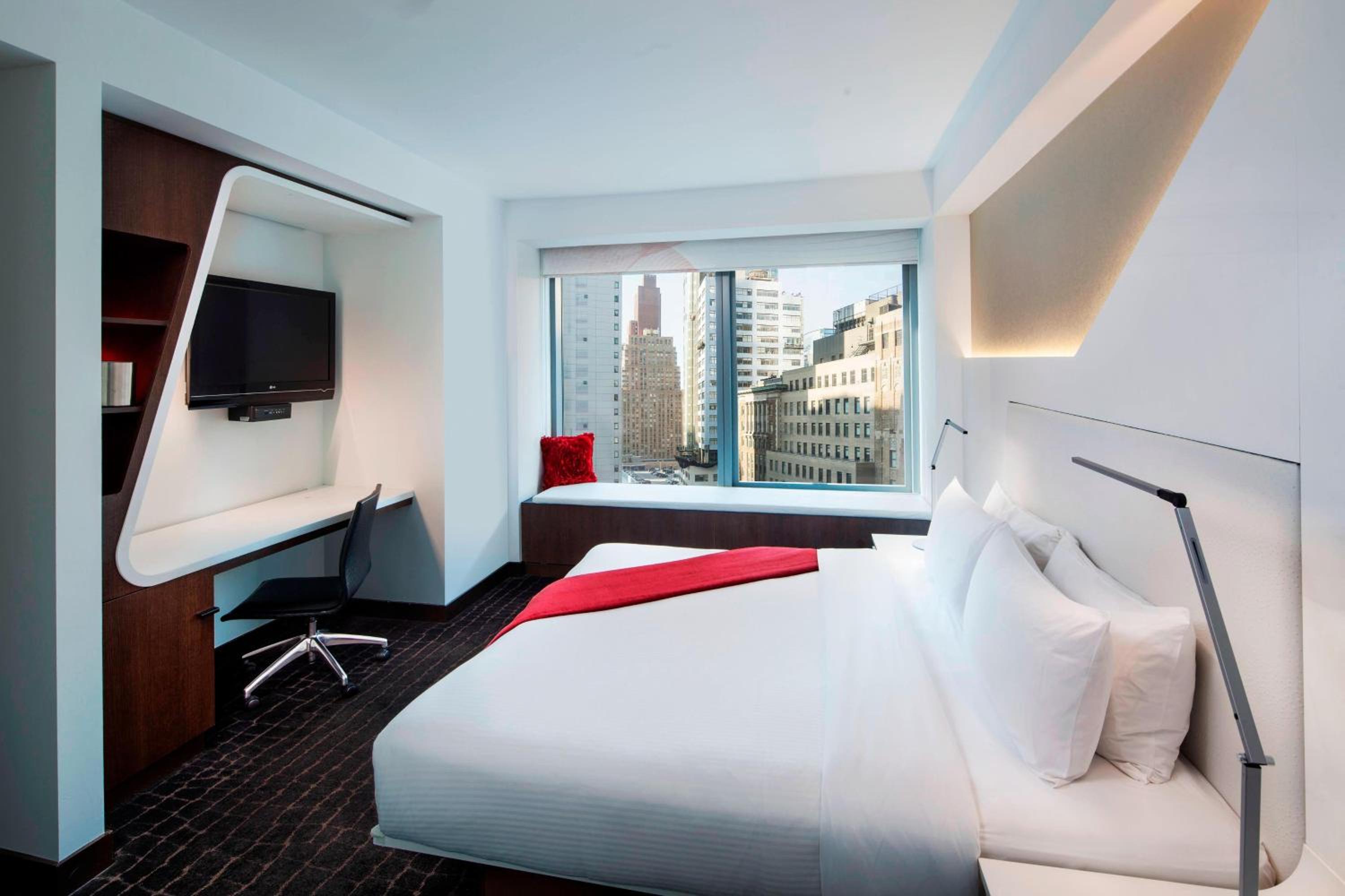 King Room with Roll-in Shower - Mobility Access/Non-Smoking