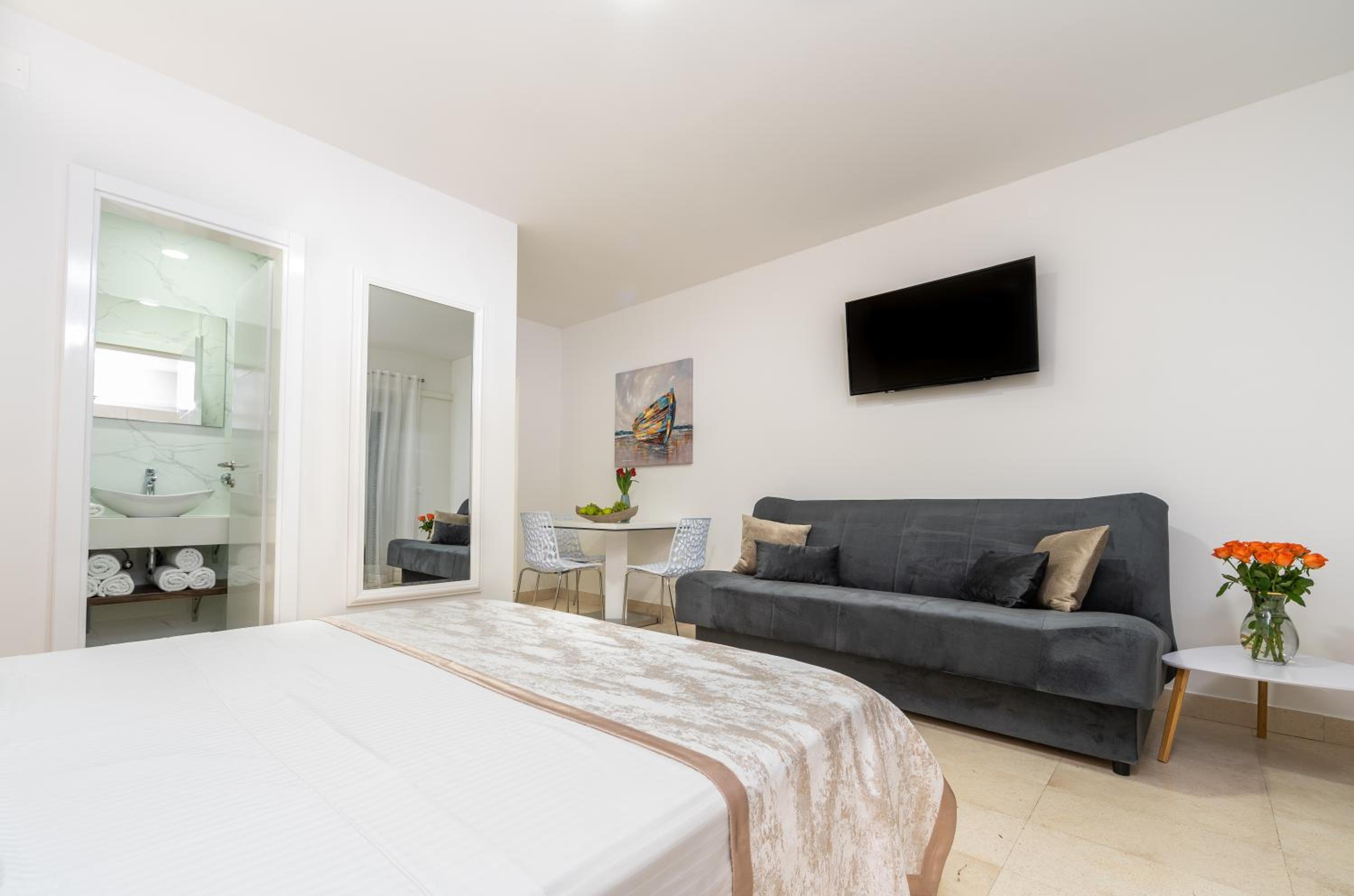 King Studio with Sofa Bed