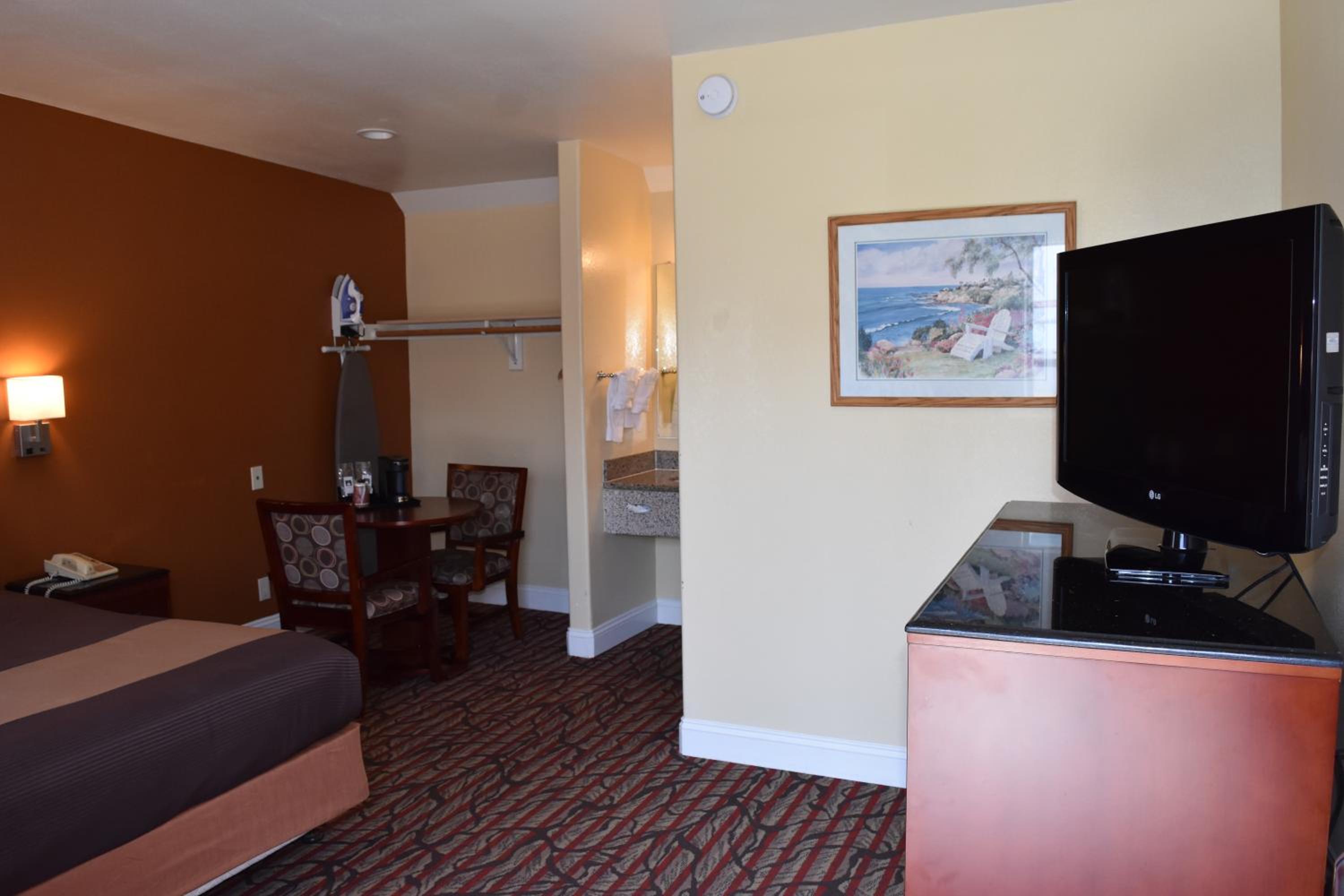 Queen Room - Non-Smoking - Photo 2