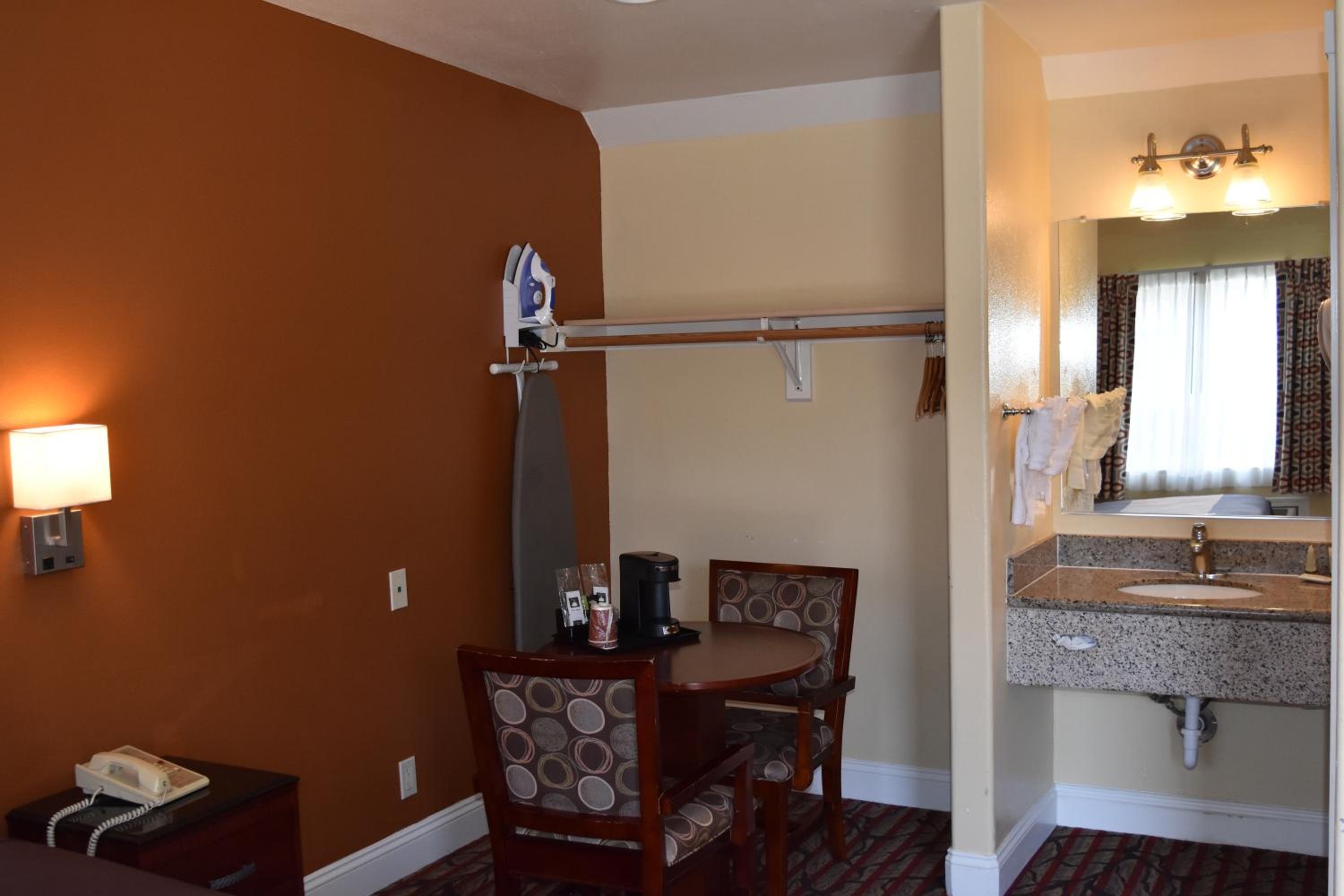 Queen Room - Non-Smoking - Photo 3