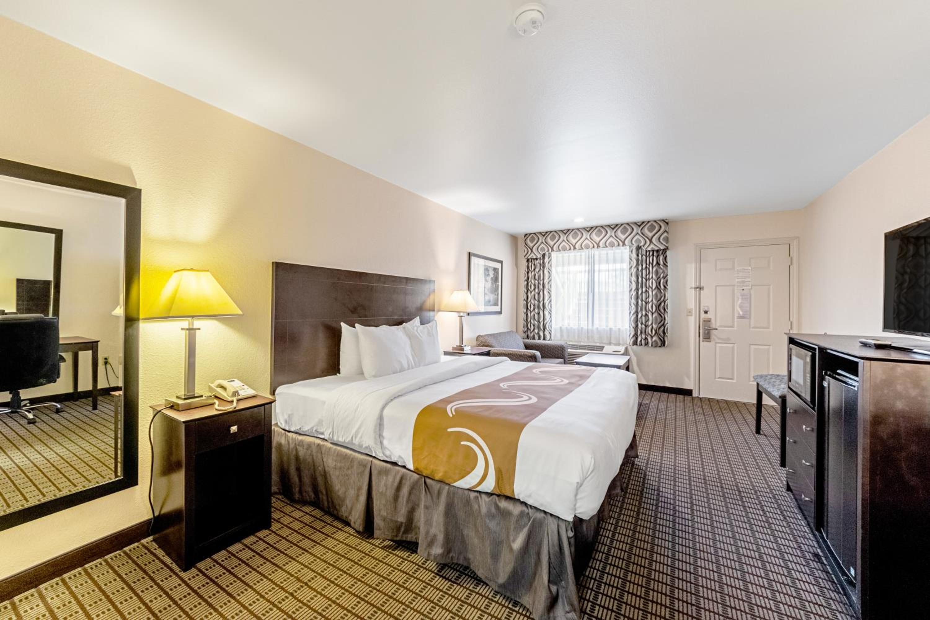 Queen Room with Two Queen Beds - Pet Friendly/Non-Smoking photo 1