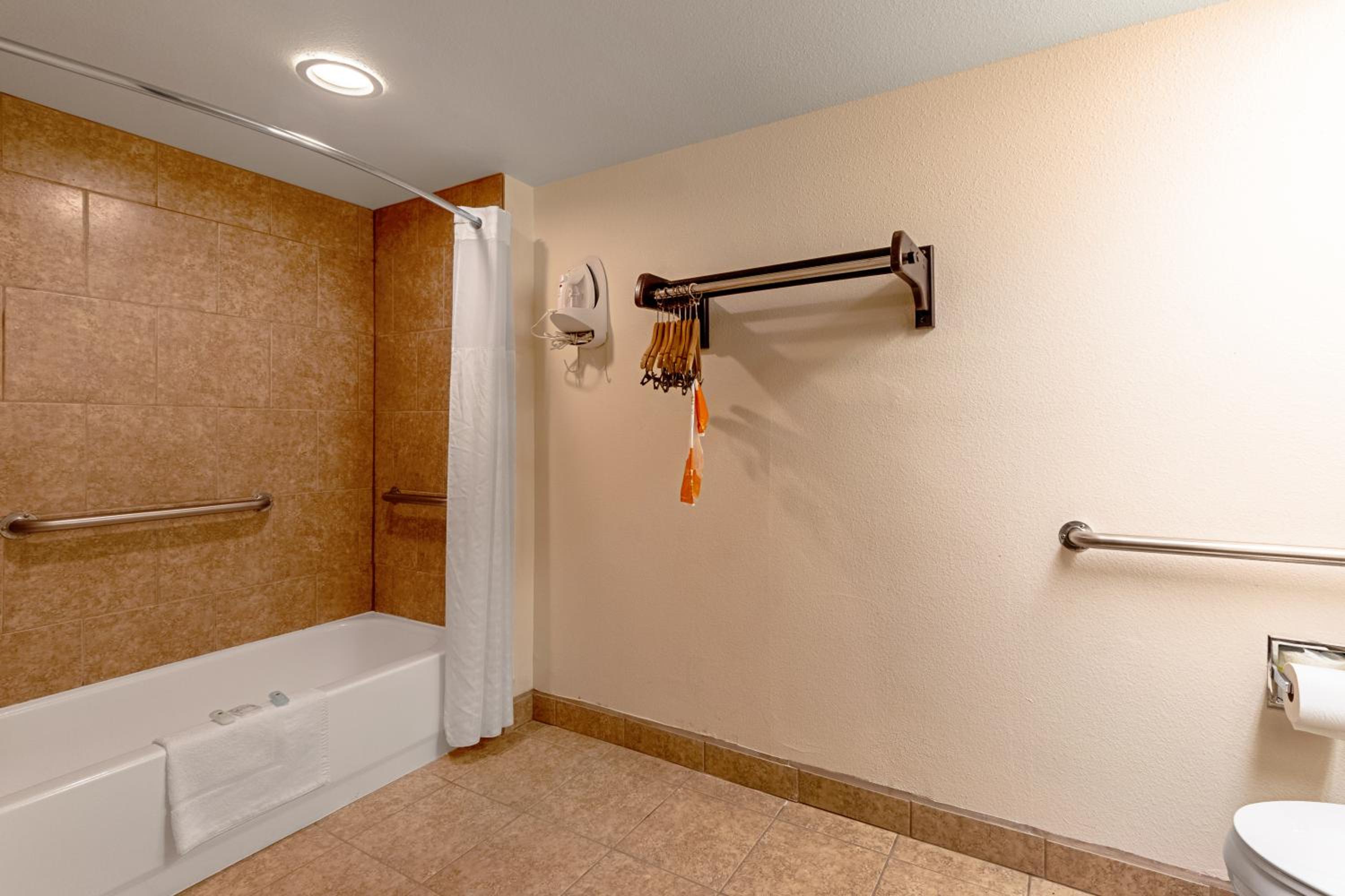 Queen Room with Two Queen Beds - Pet Friendly/Non-Smoking photo 2