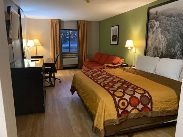 Deluxe King Suite photo 1