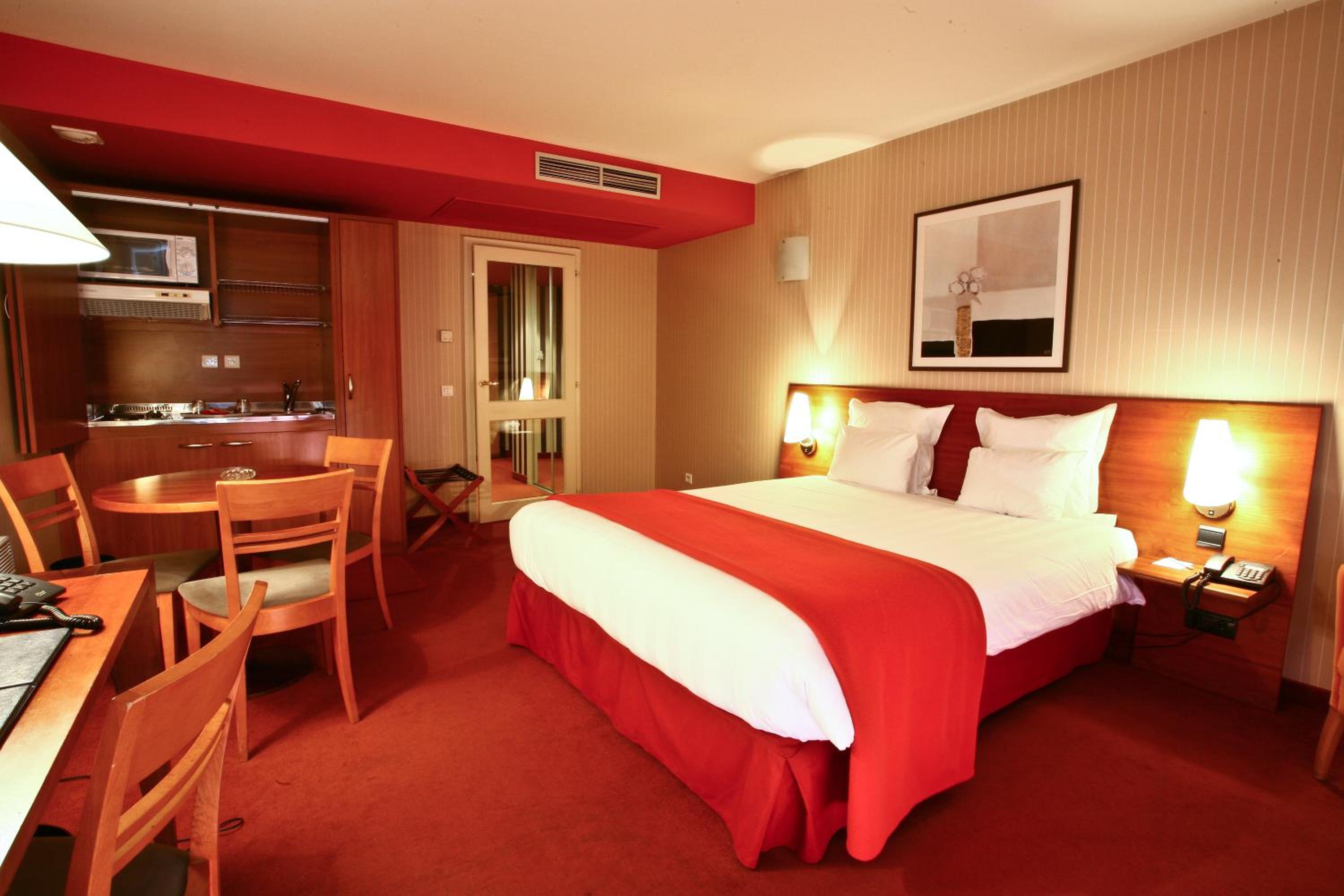 Deluxe Double Room with Balcony - Photo 2