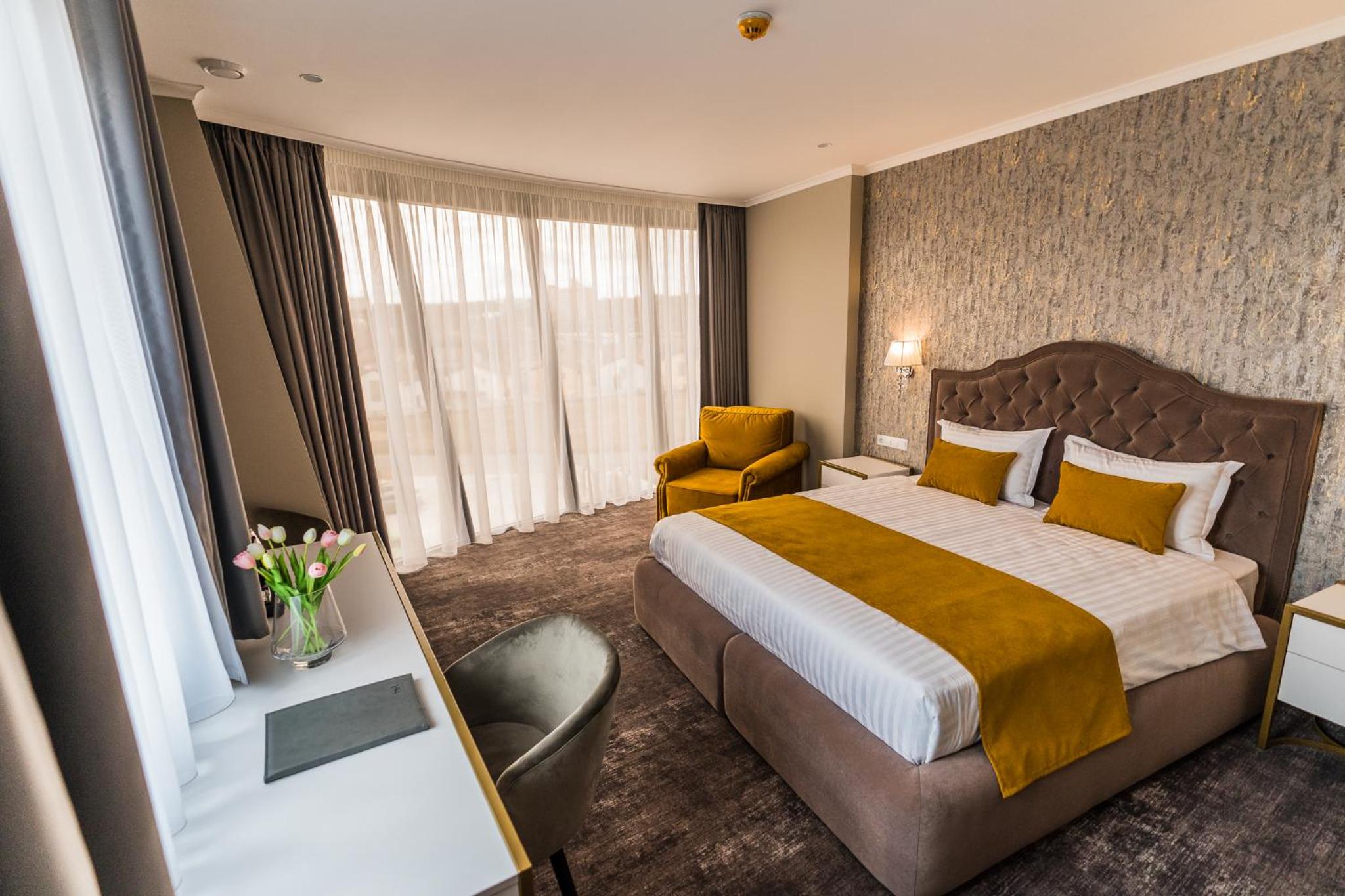 Deluxe Room (2 Adults + 1 Child)