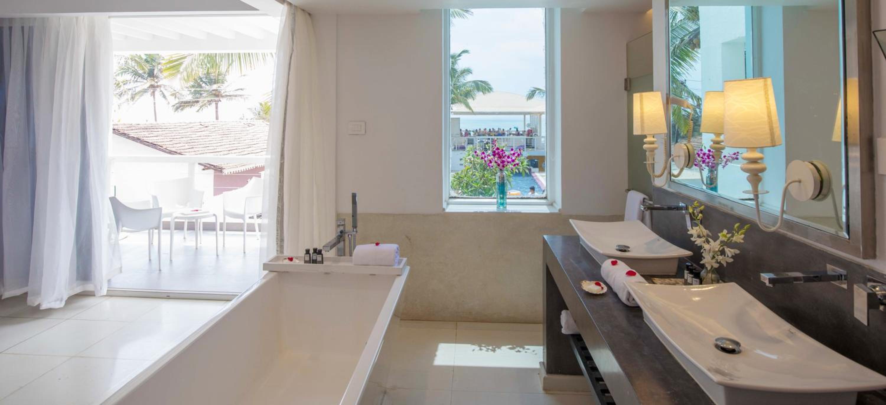 Deluxe Suite with Sea View – Balcony and Bathtub (Complimentary Cocktail on Arrival) – Happy Hours 1+1 from 5 pm to 7 pm on selected brands Deluxe Suite with Sea View – Balcony and Bathtub (Complimentary Cocktail on Arrival) – Happy Hours 1+1 from 5 pm to 7 pm on selected brands