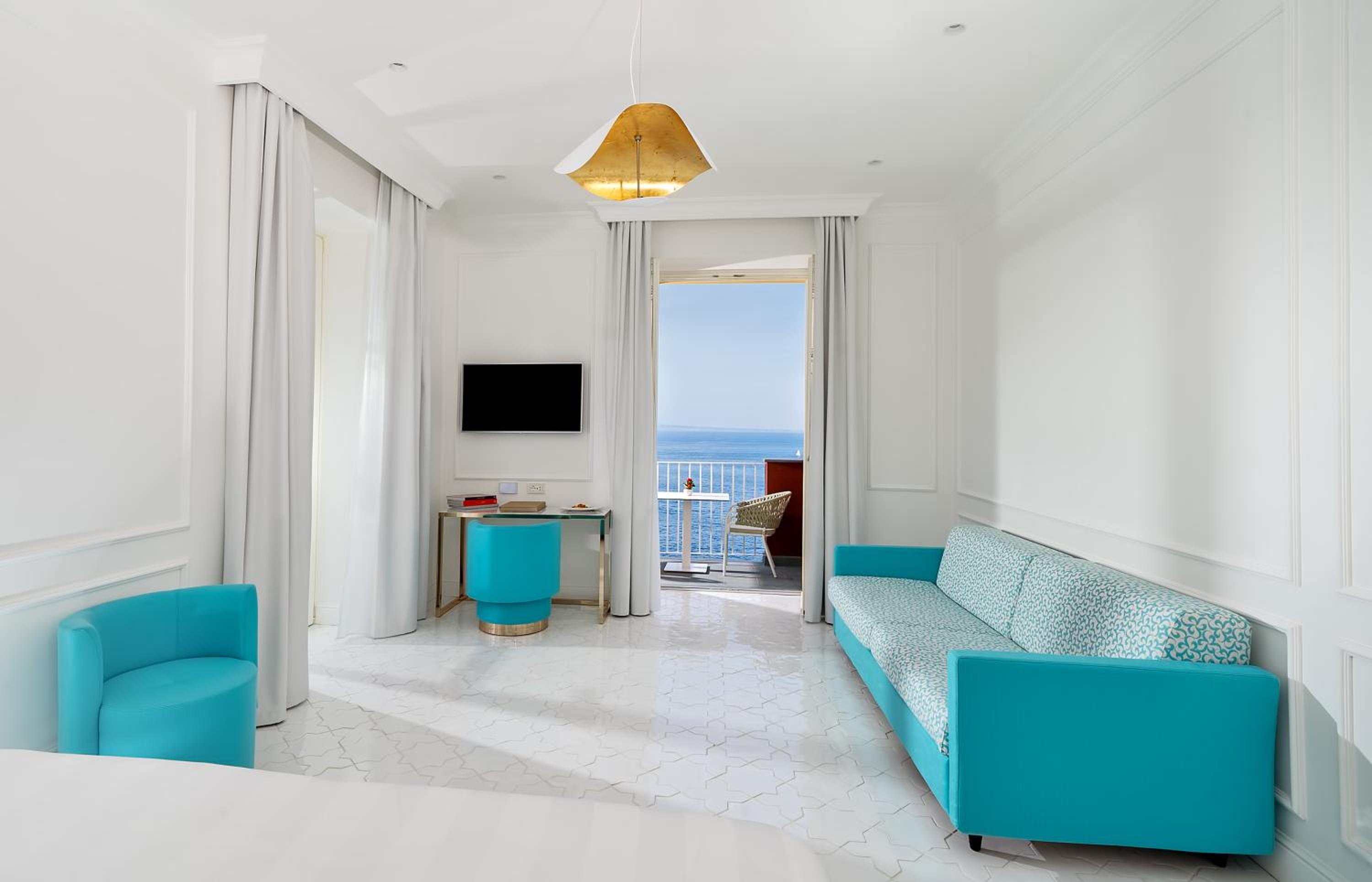 Deluxe Junior Suite Sea View and external spa bath