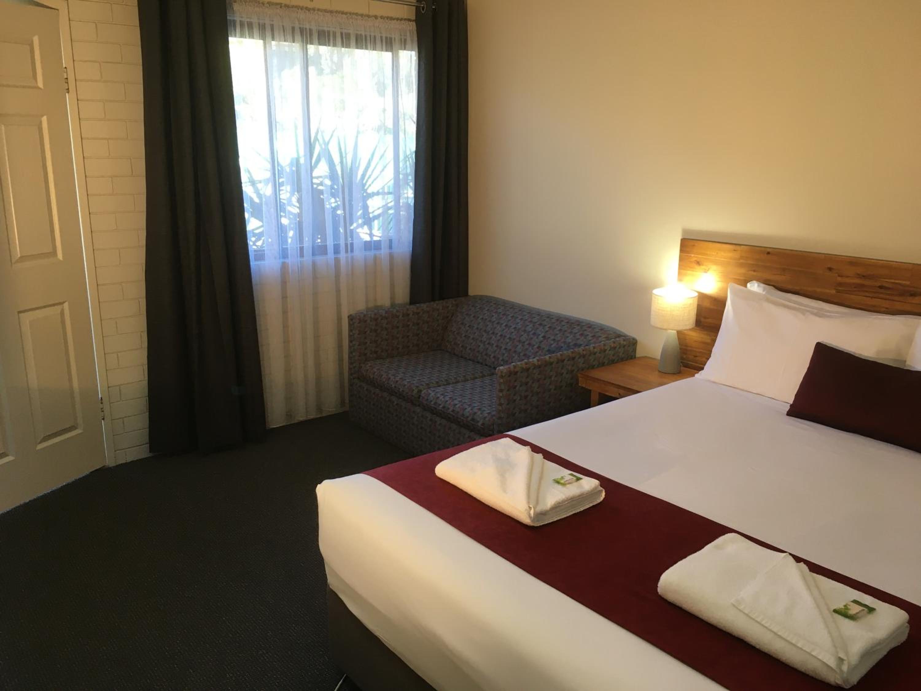 Queen Room photo 2