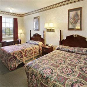 Queen Room with Two Queen Beds - Non-Smoking - Photo 6