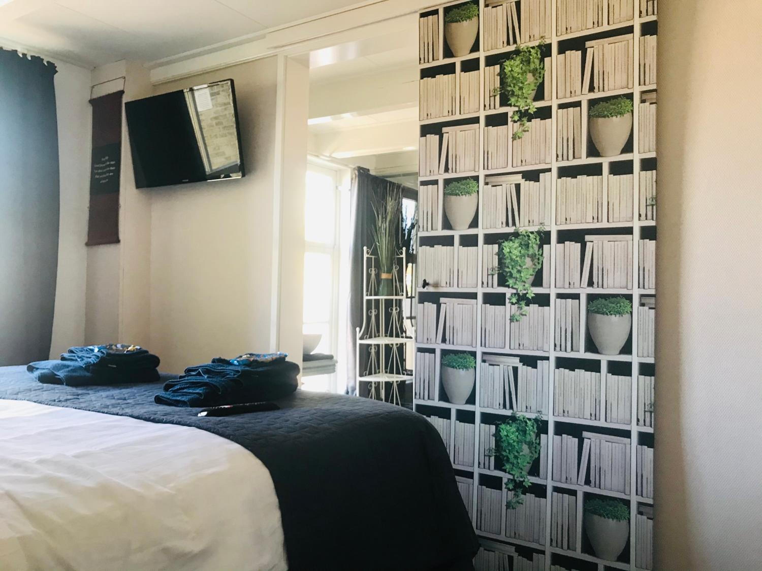 Deluxe King Room - Photo 6
