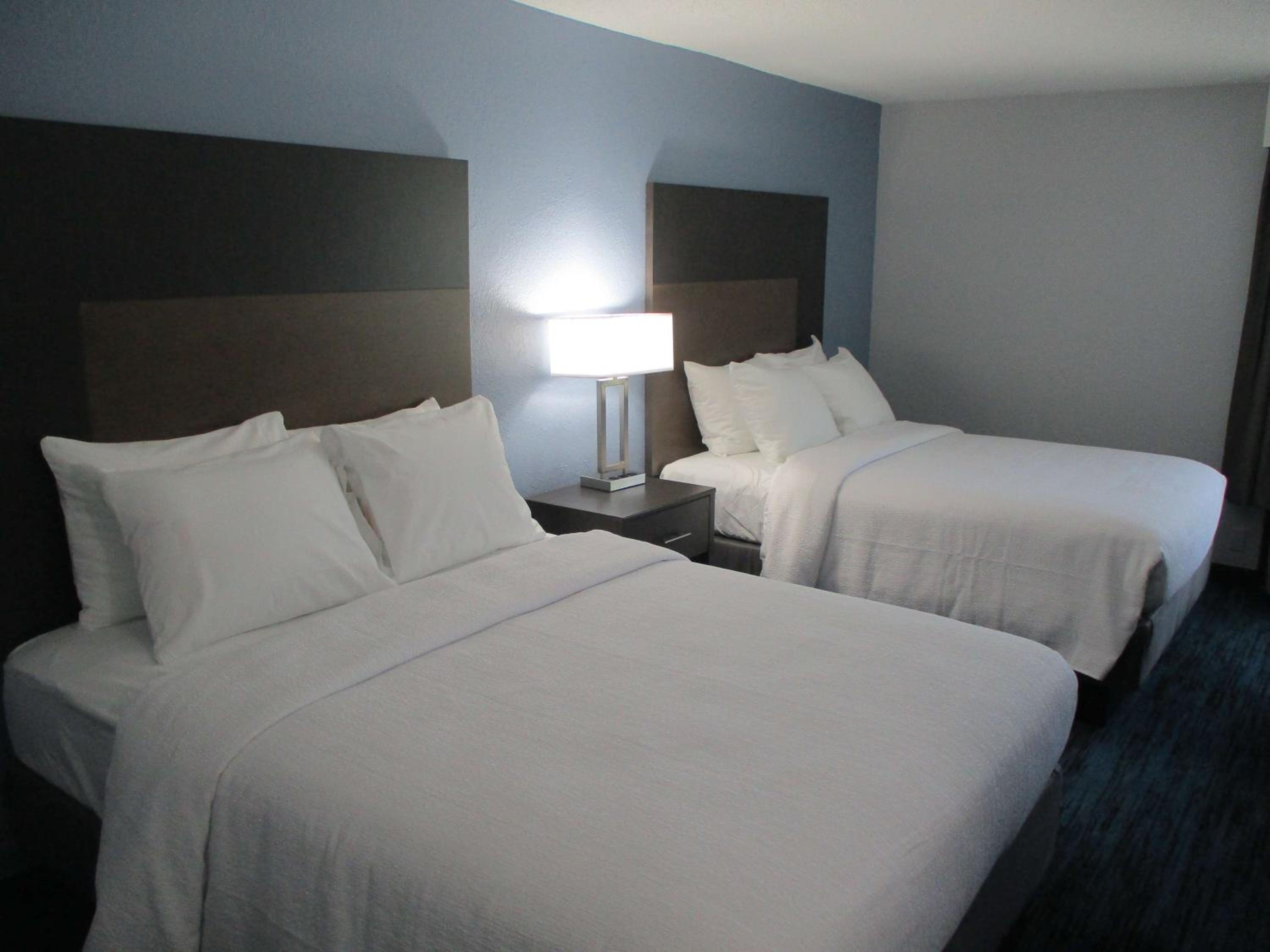 Queen Room with Two Queen Beds - Non-Smoking photo 1