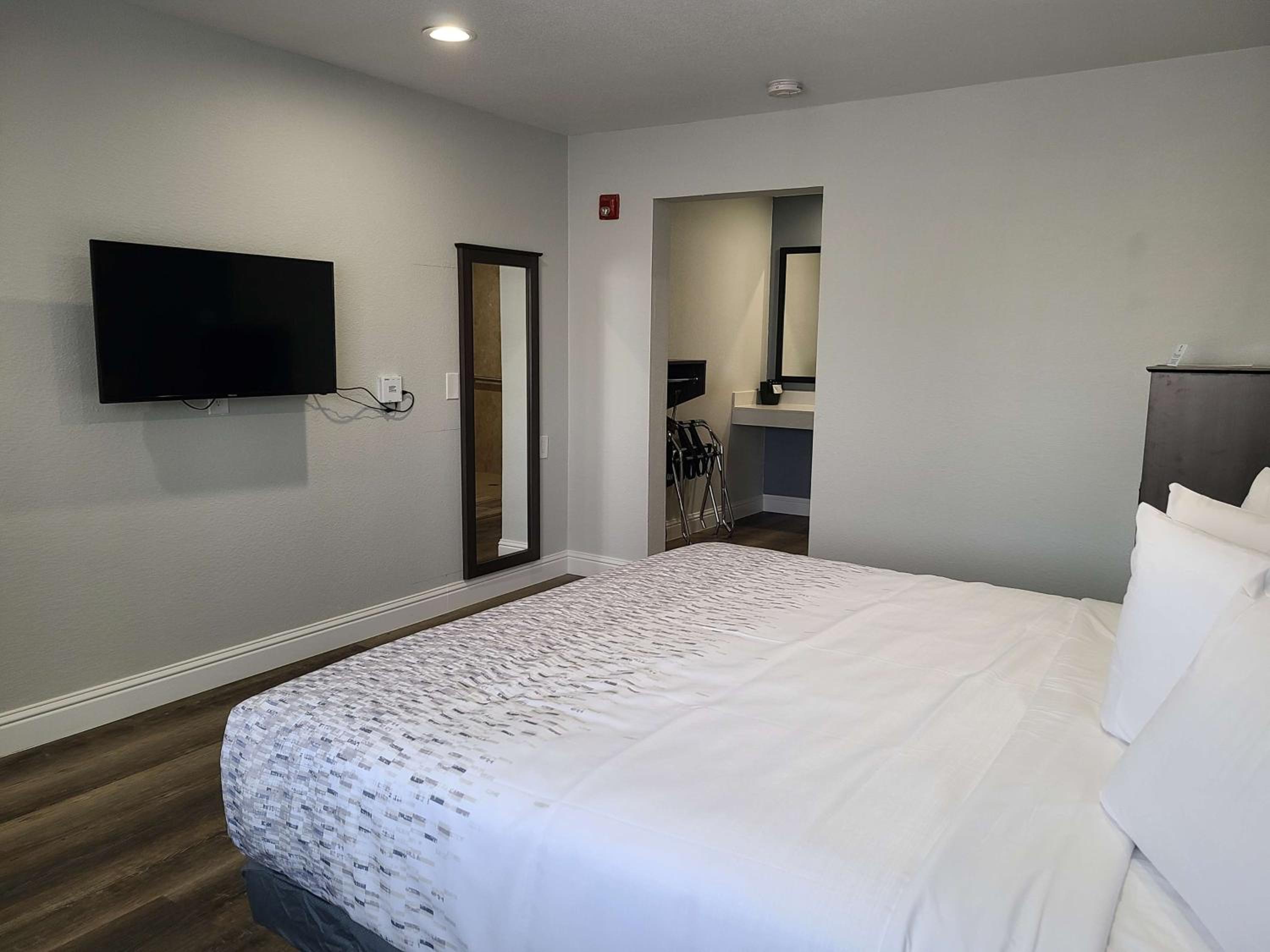 King Room with Roll-in Shower - Disability Access/Non-Smoking - Photo 2