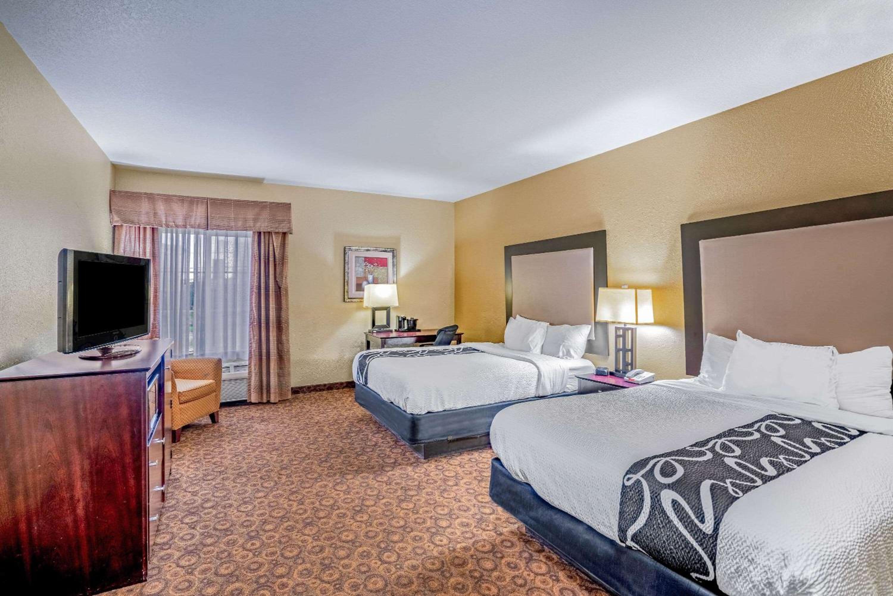 Queen Room with Two Queen Beds - Mobility Access/Non-Smoking - Photo 3
