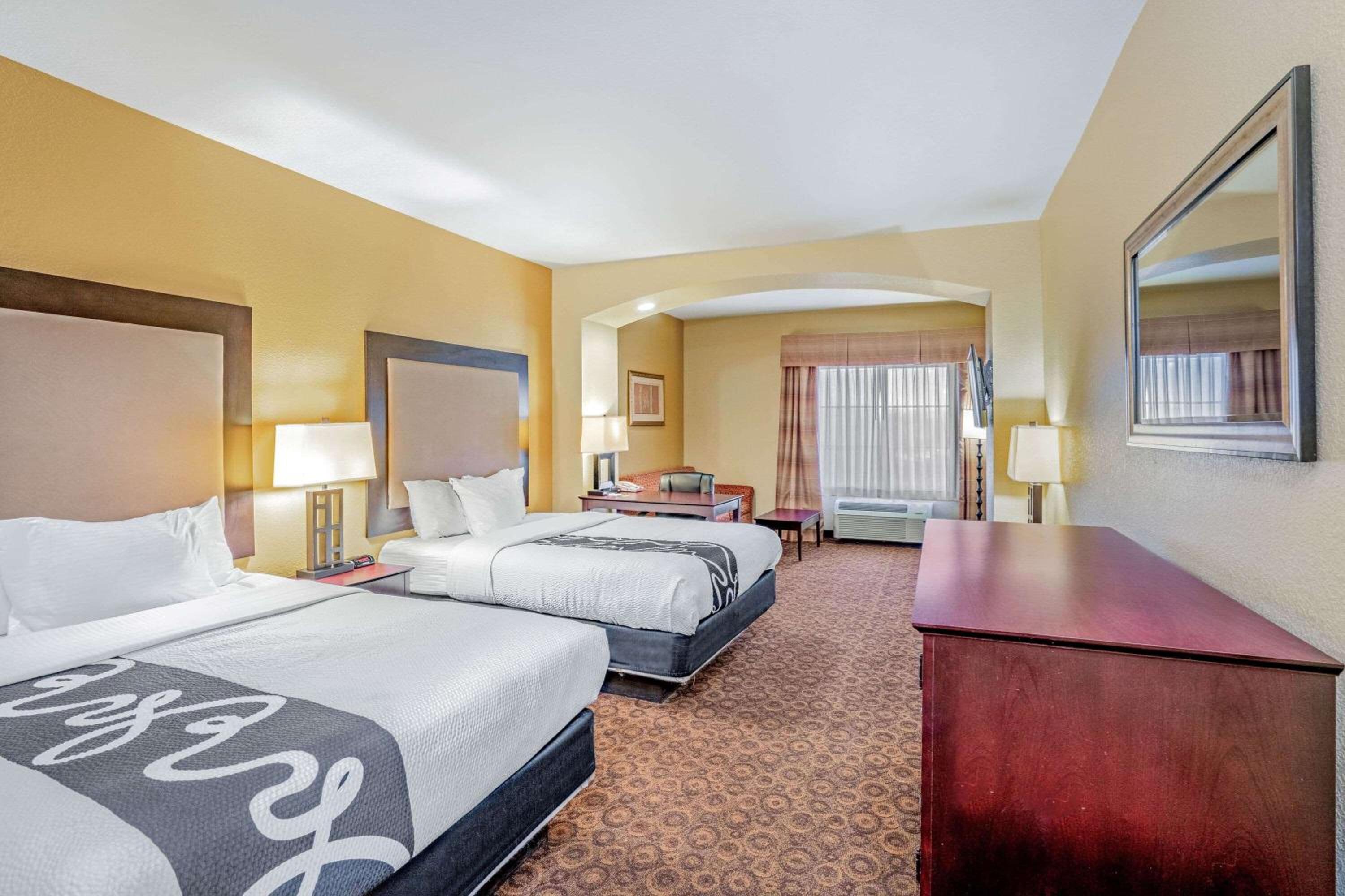Deluxe Suite with Two Queen Beds - Non-Smoking - Photo 2