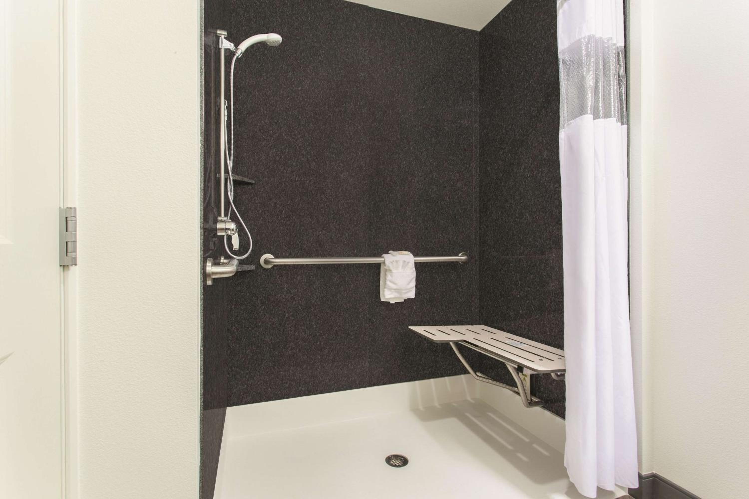 King Room with Bath Tub - Mobility Accessible/Non-Smoking photo 2