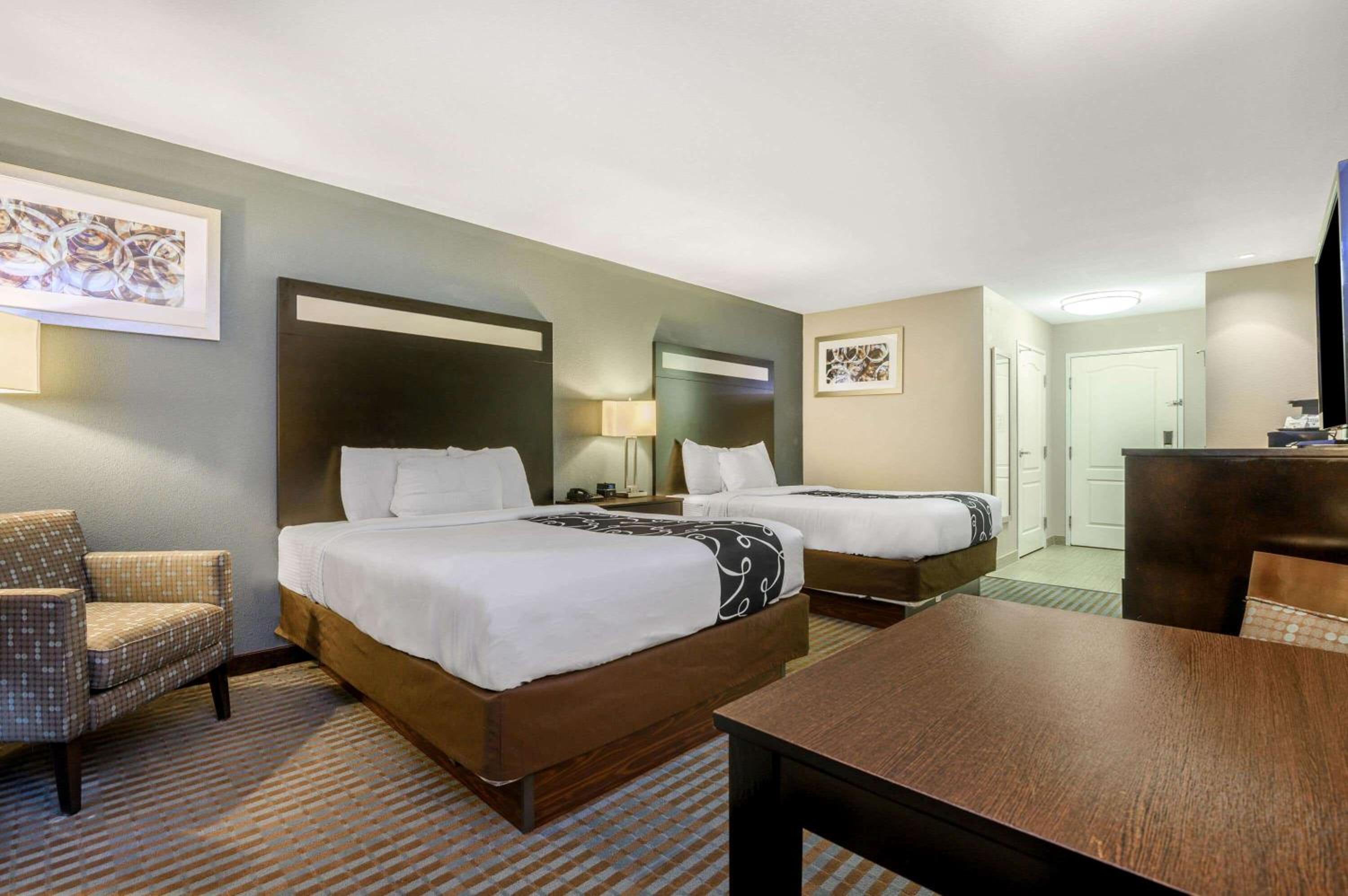 Queen Room with Two Queen Beds - Non-Smoking photo 2