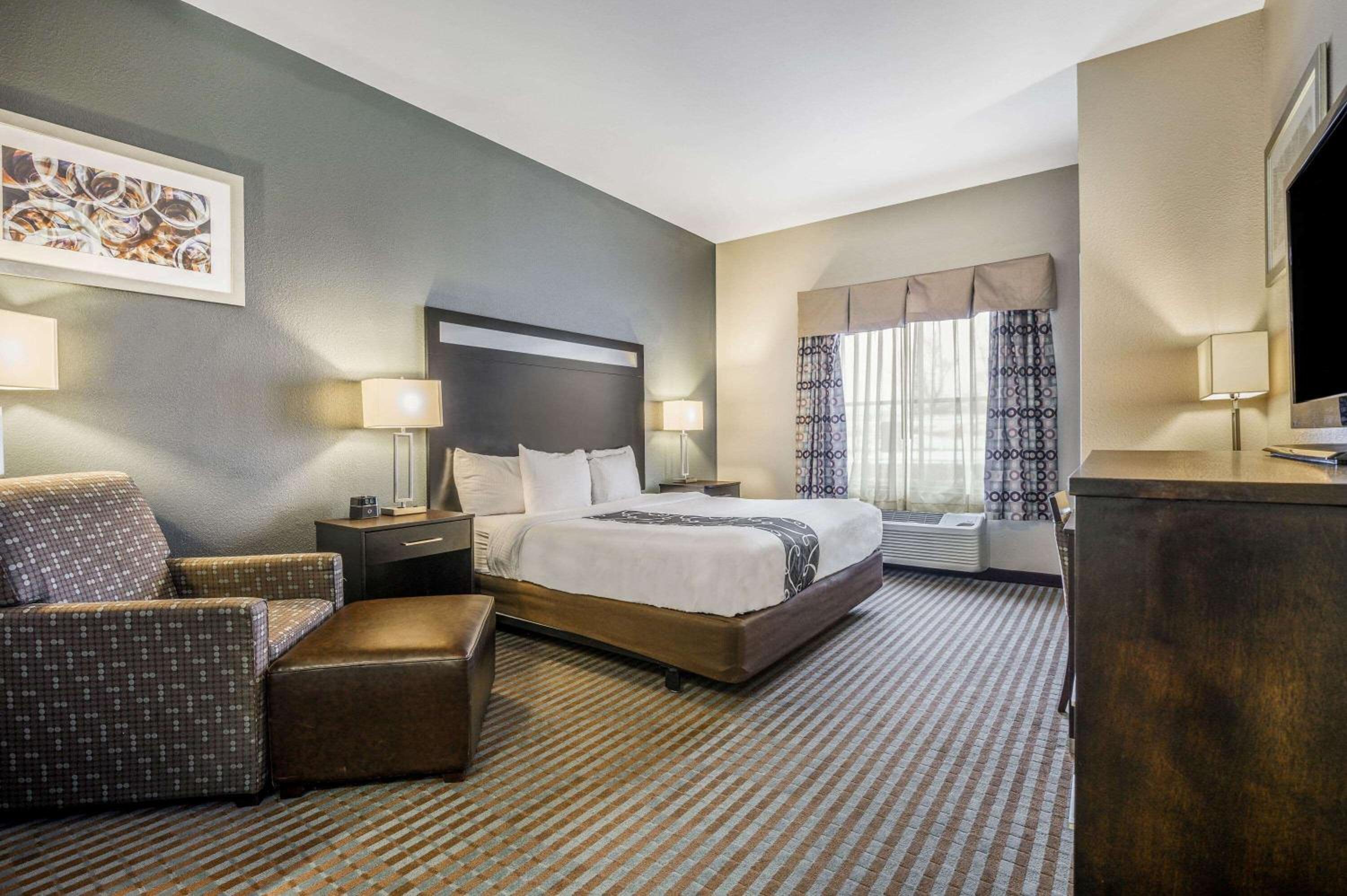 Deluxe King Room - Mobility Access/Non-Smoking photo 2