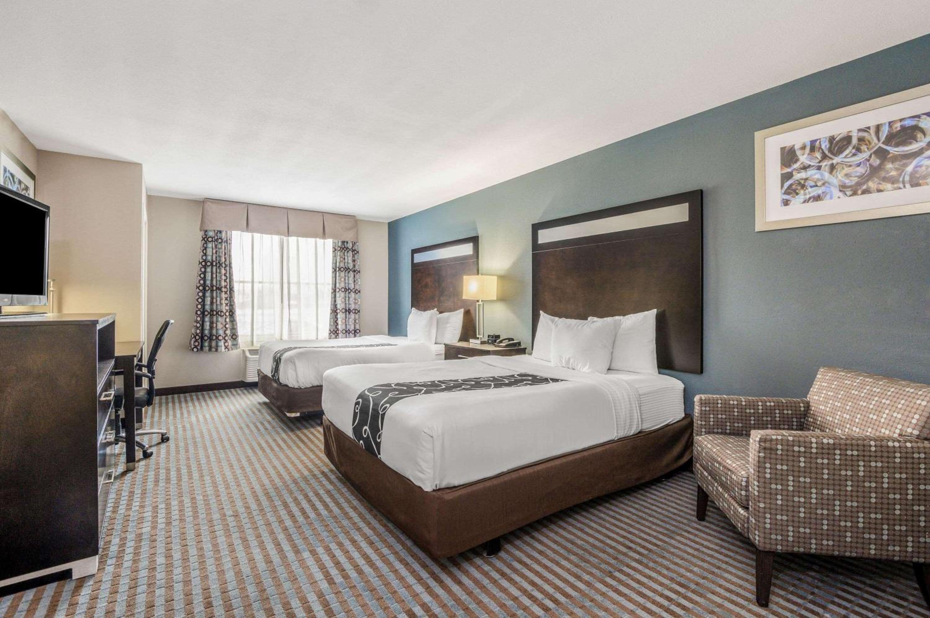 Queen Room with Two Queen Beds - Mobility Access/Non-Smoking photo 2