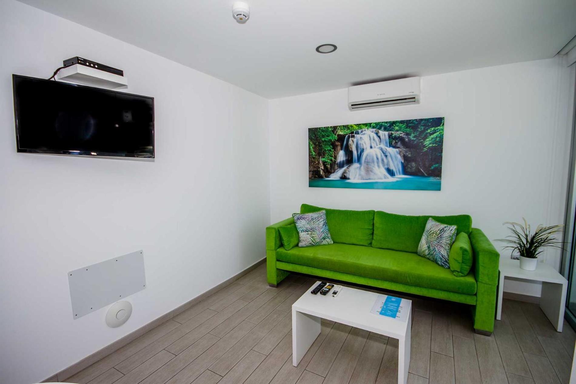Apartamento de 1 dormitorio premium con balcón en la planta superior.