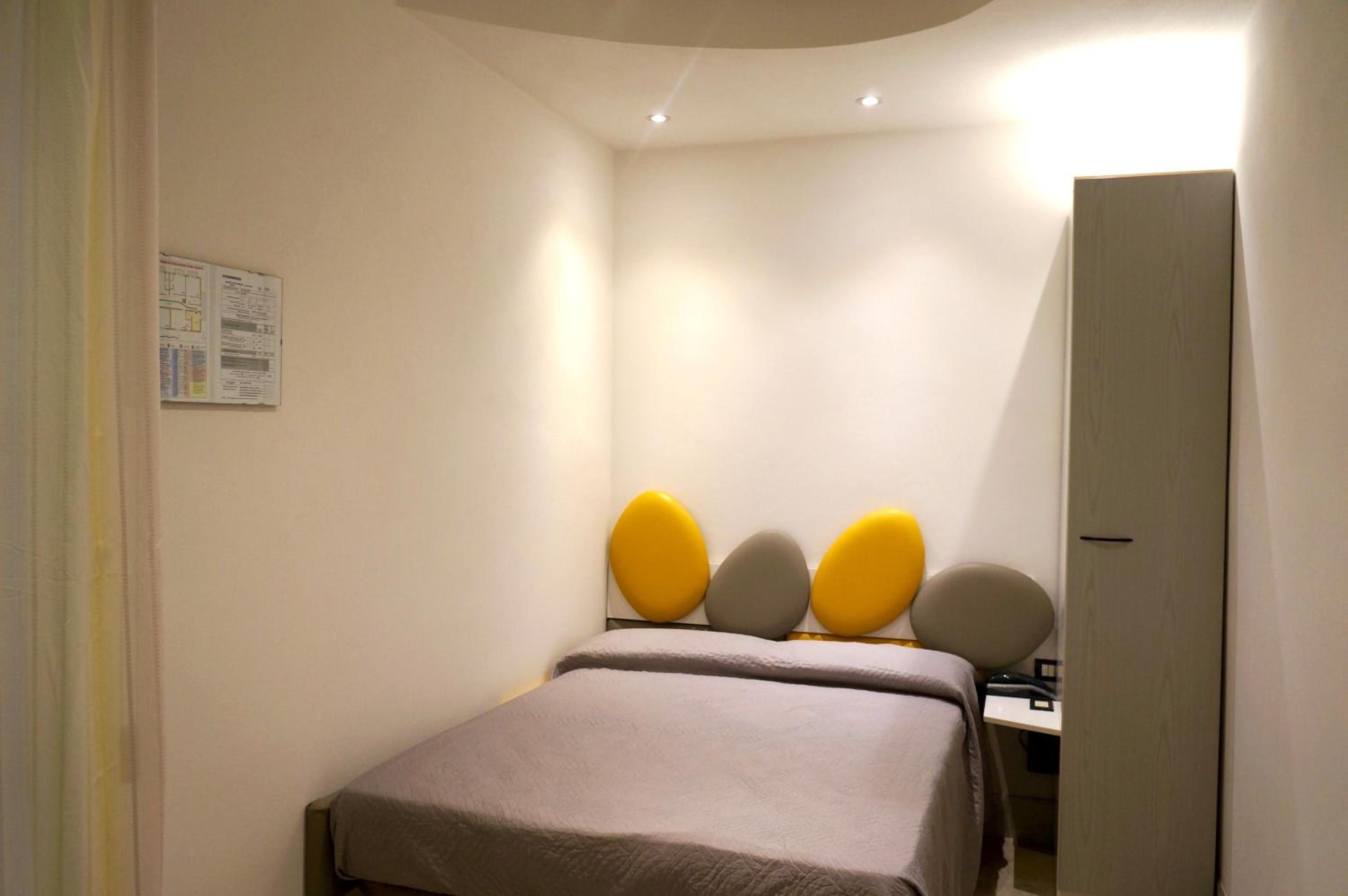 Economy Double Room With French Bed photo 2