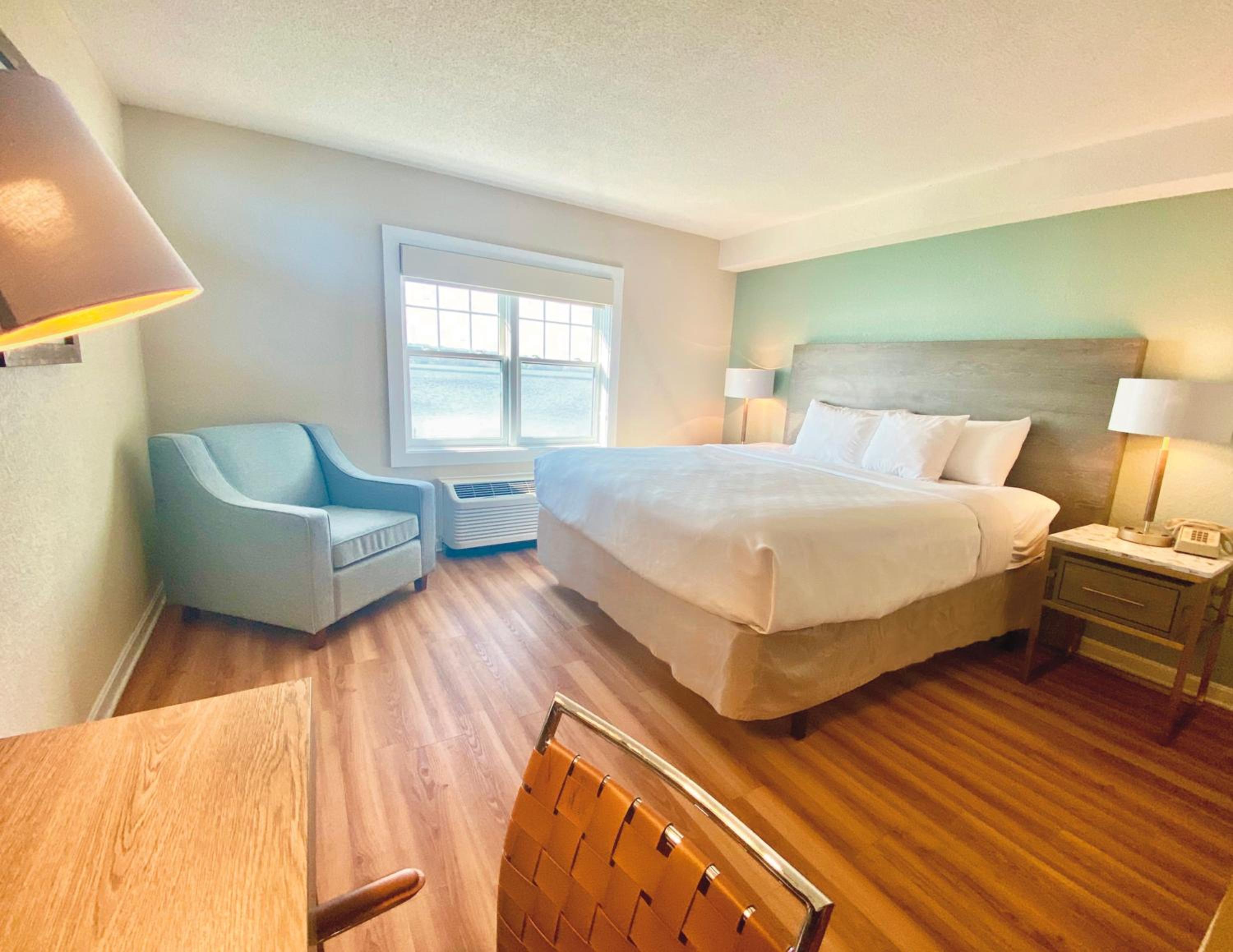 King Suite with Living Room - Suites Building - Photo 3