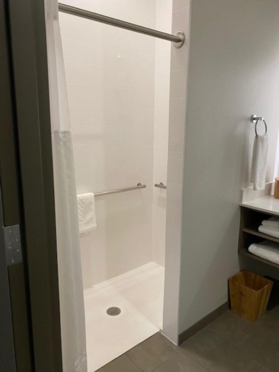 King Room with Roll-In Shower - Disability Access - Photo 7
