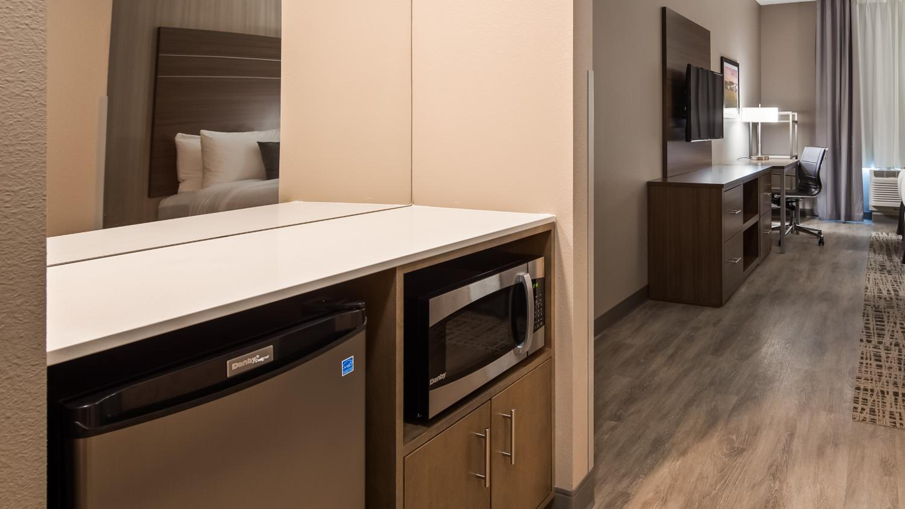 King Suite with Bath Tub and Sofa Bed - Disability/Non-Smoking - Photo 5