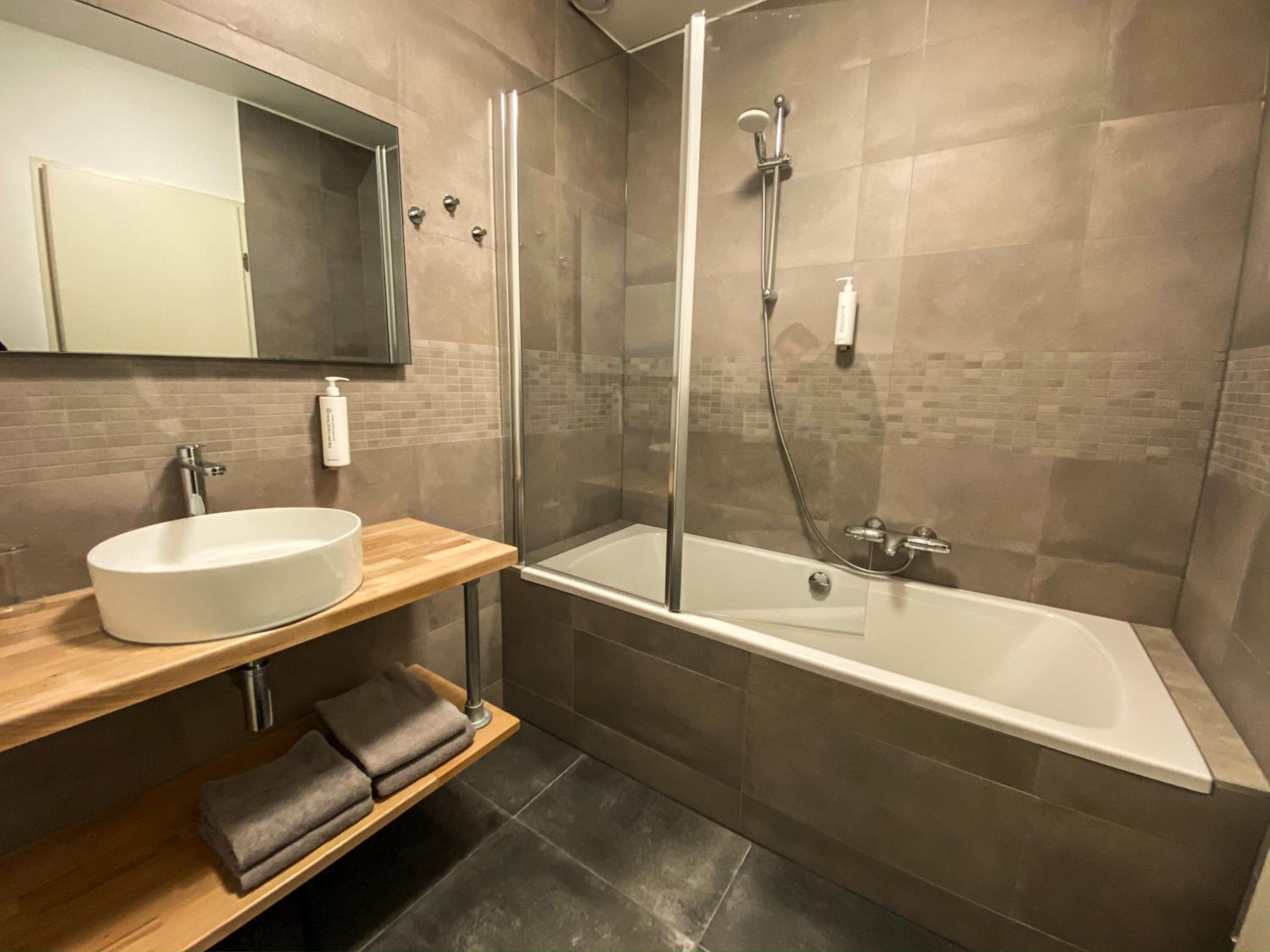 Deluxe Double Room with Bath photo 3