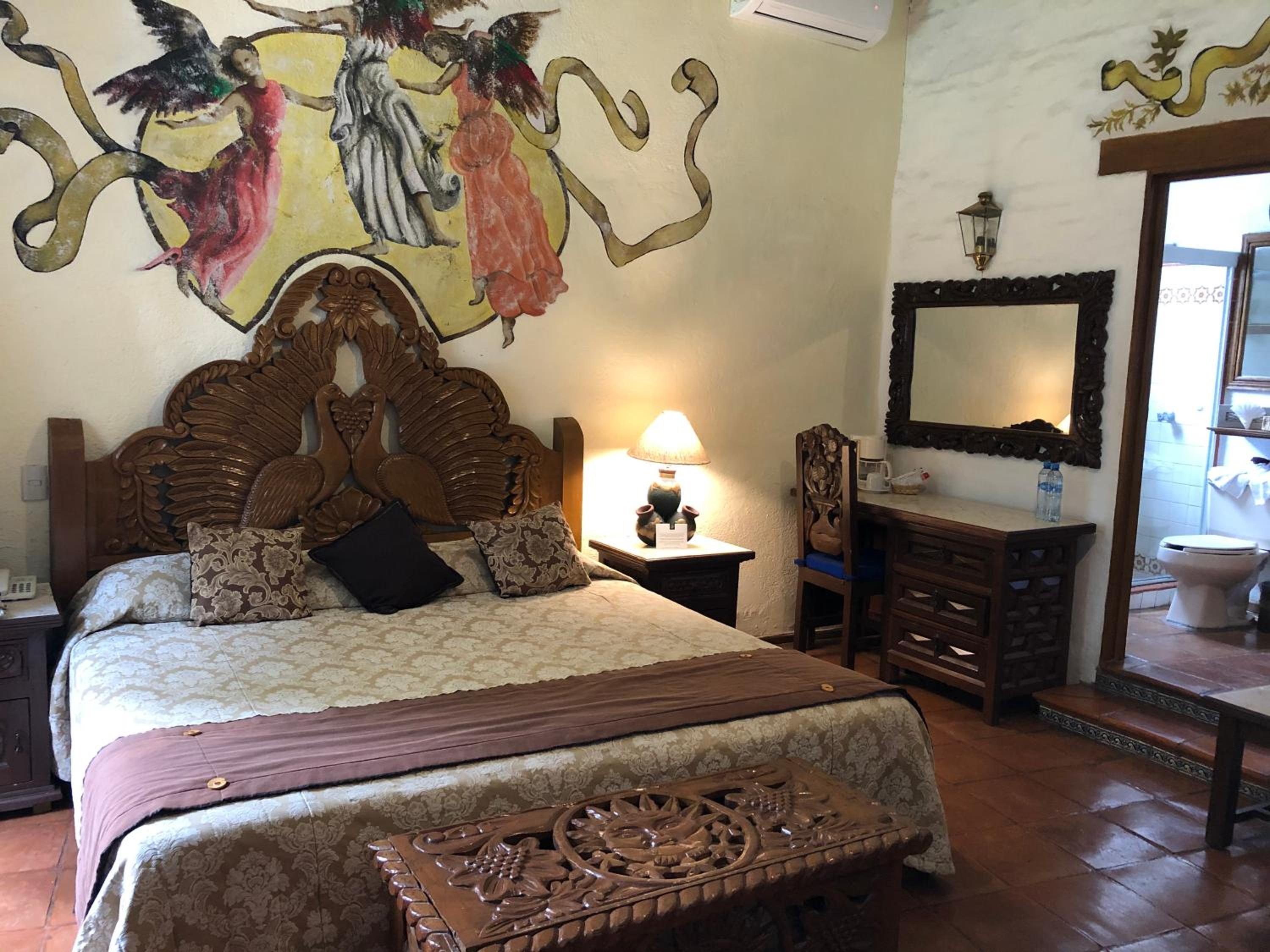 Standard Queen Room - Photo 11