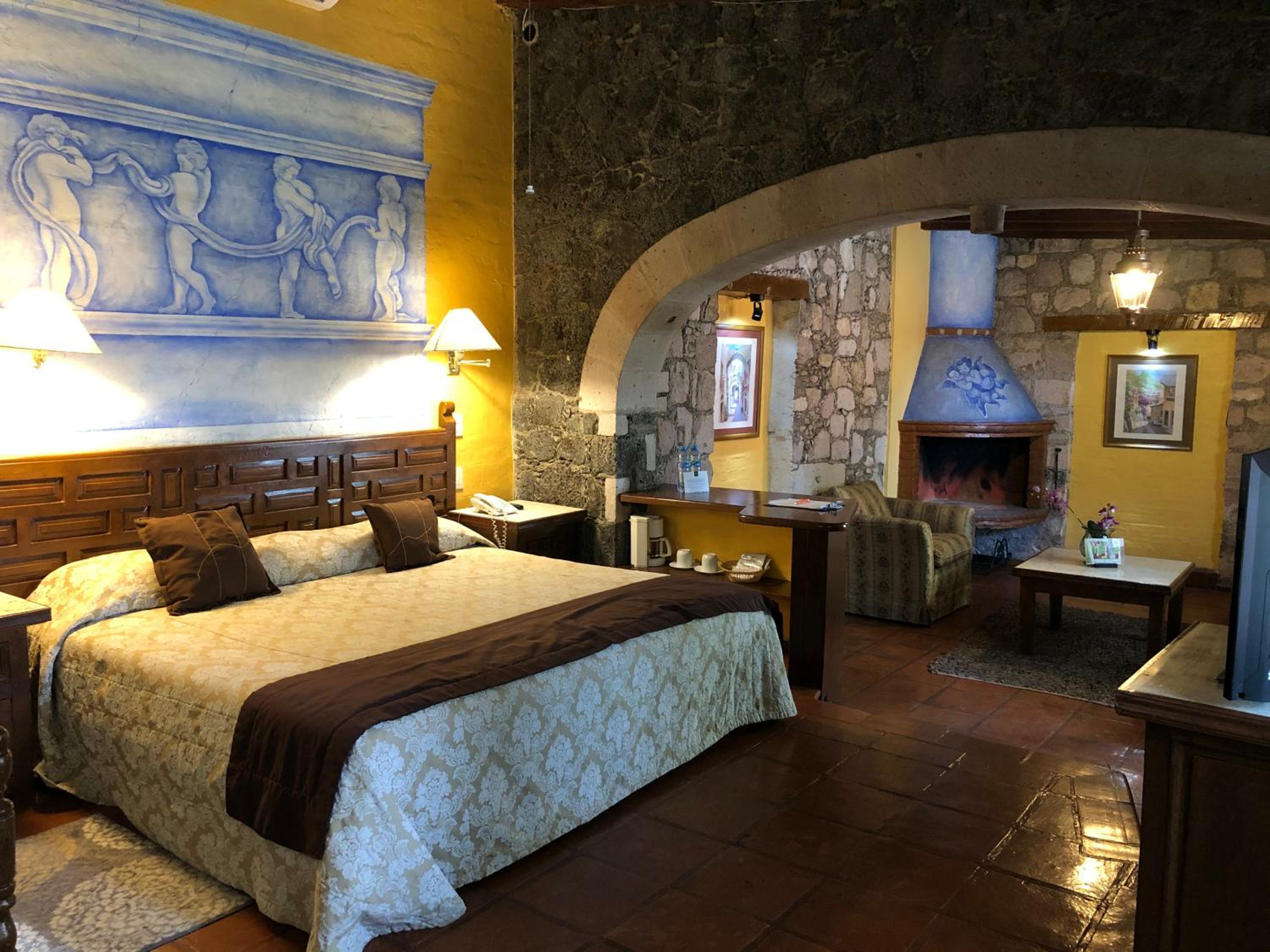 Standard Queen Room - Photo 12