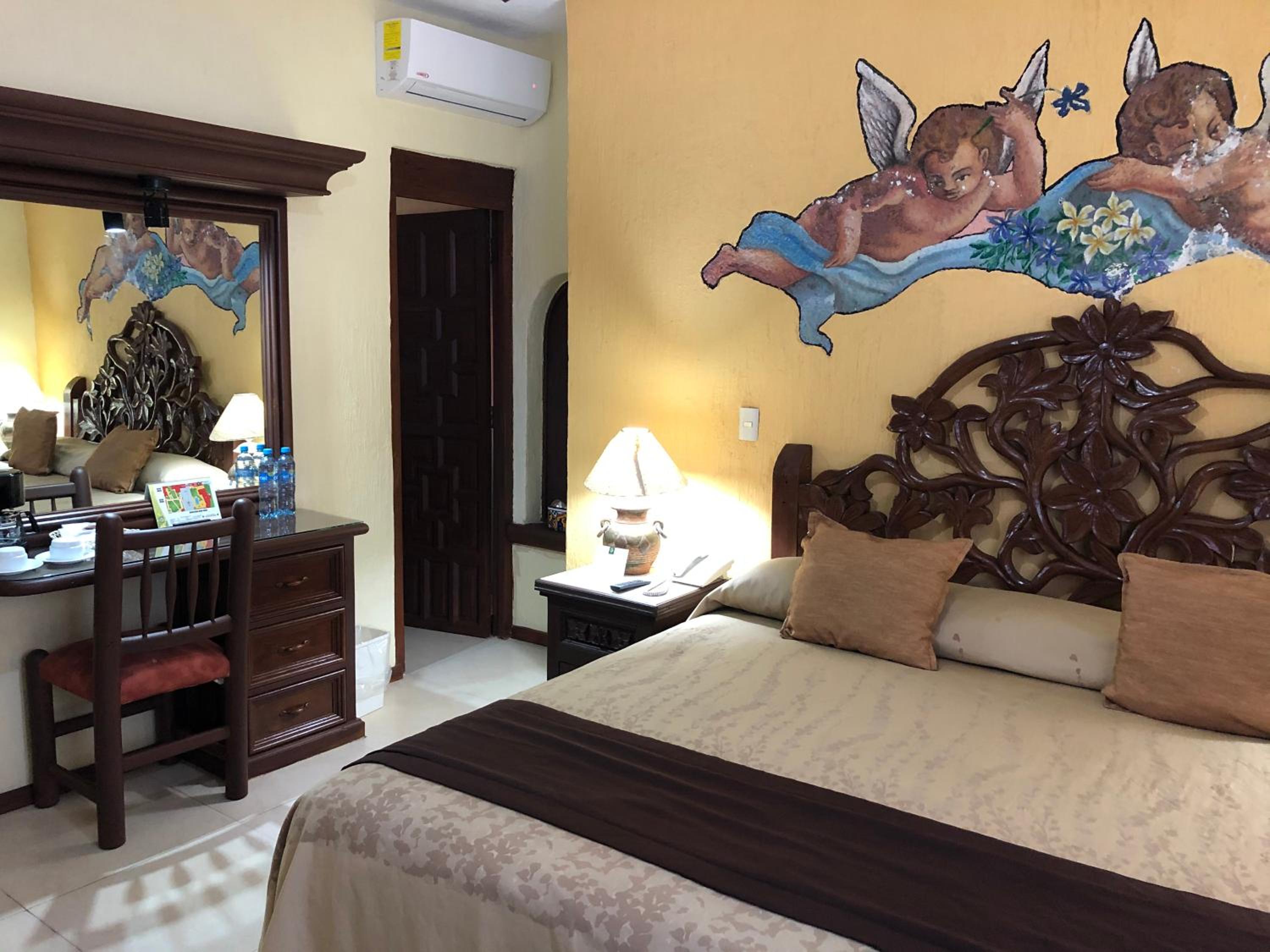 Standard Queen Room - Photo 10