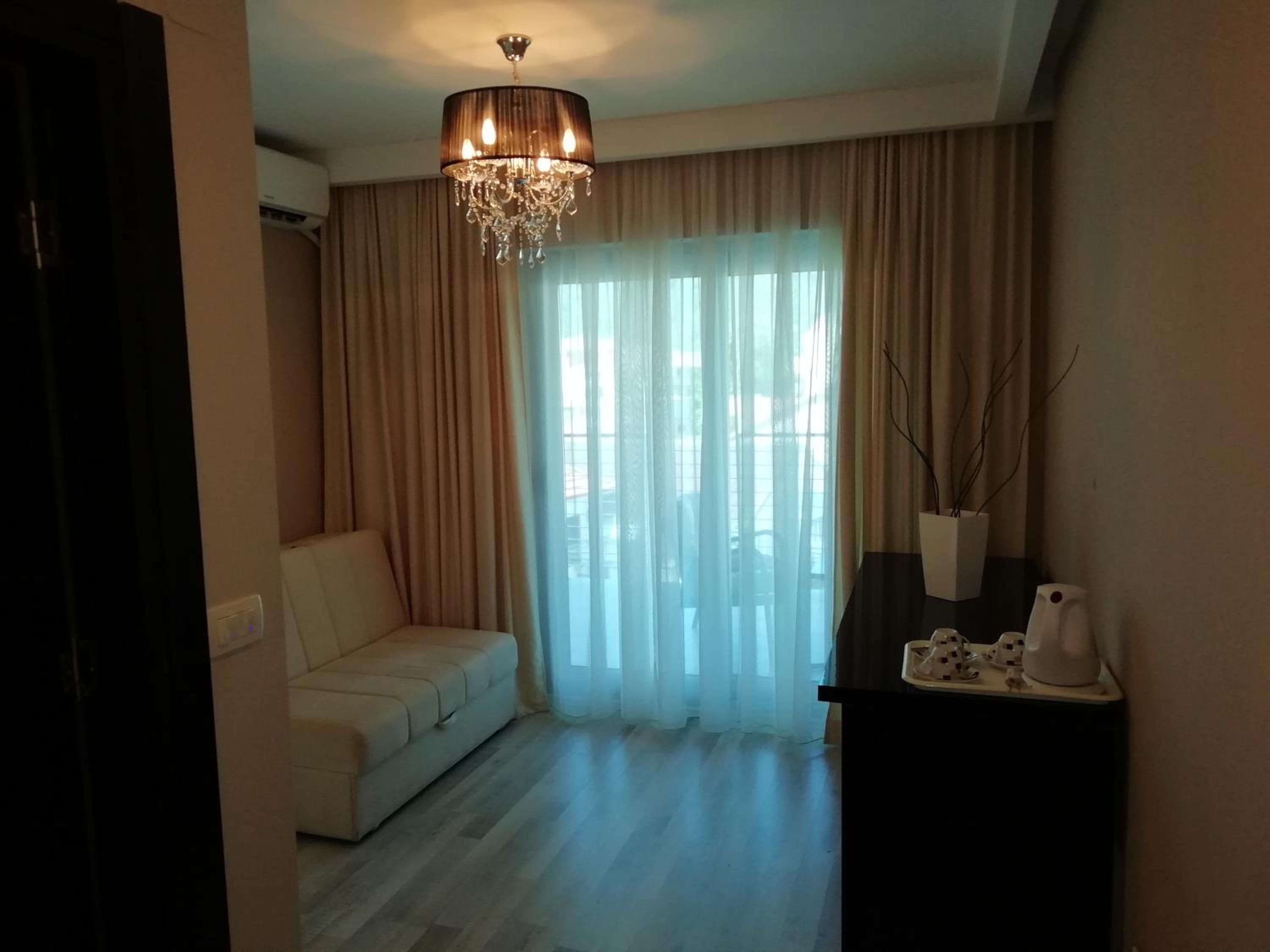 Deluxe Triple Room with Balcony - Photo 3