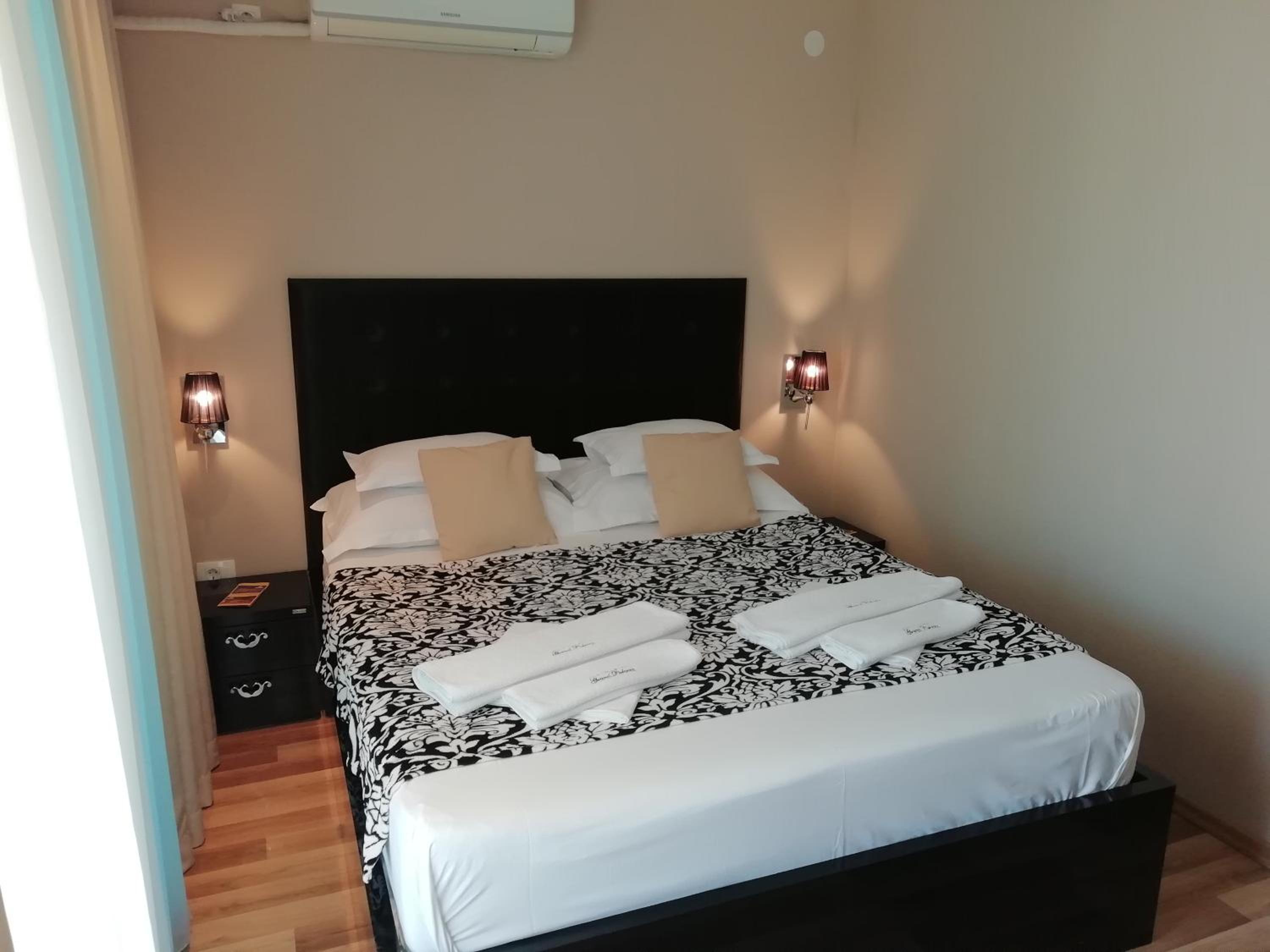 Deluxe Double Room with Balcony - Photo 1