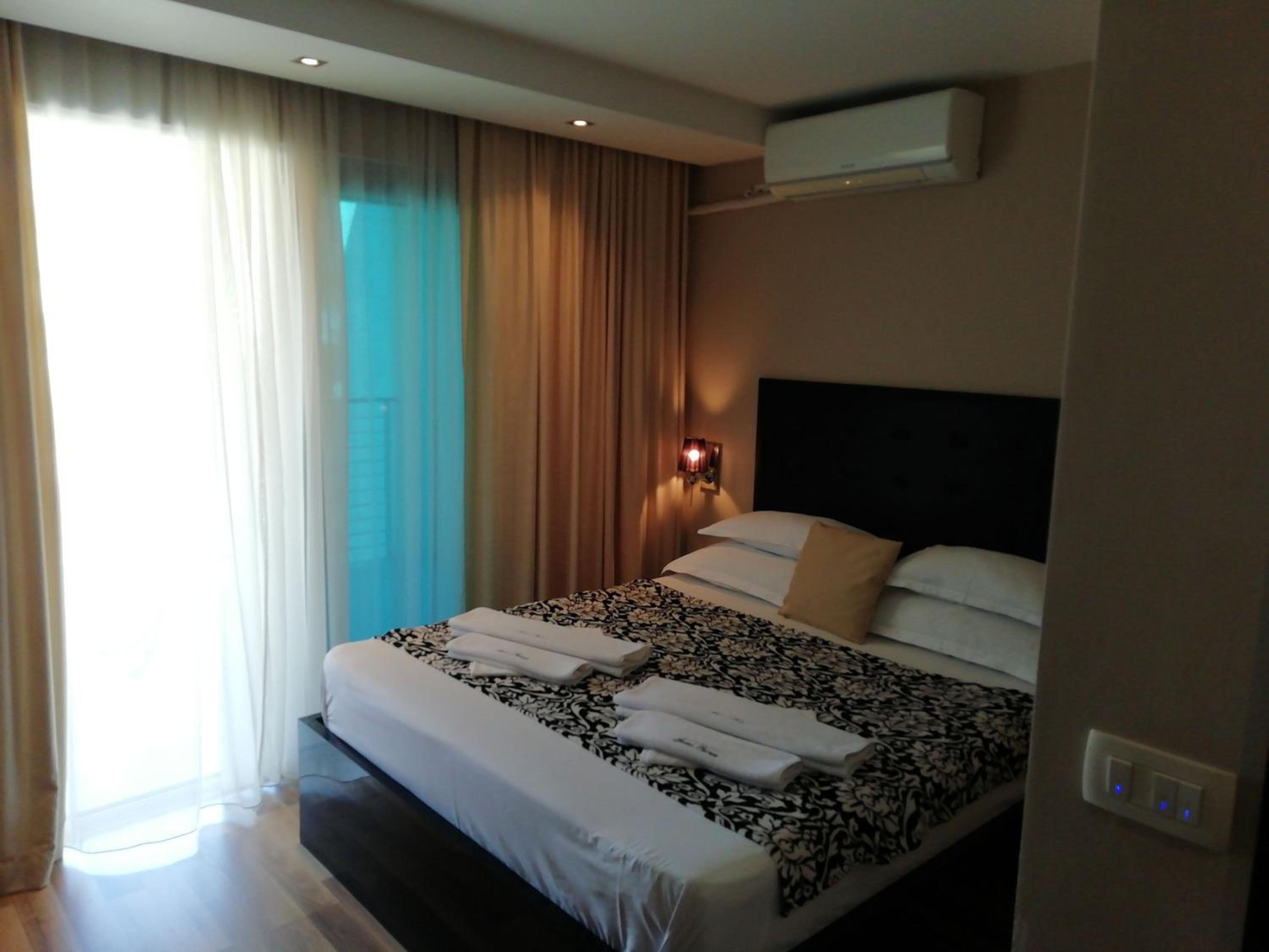 Deluxe Double Room with Balcony - Photo 3