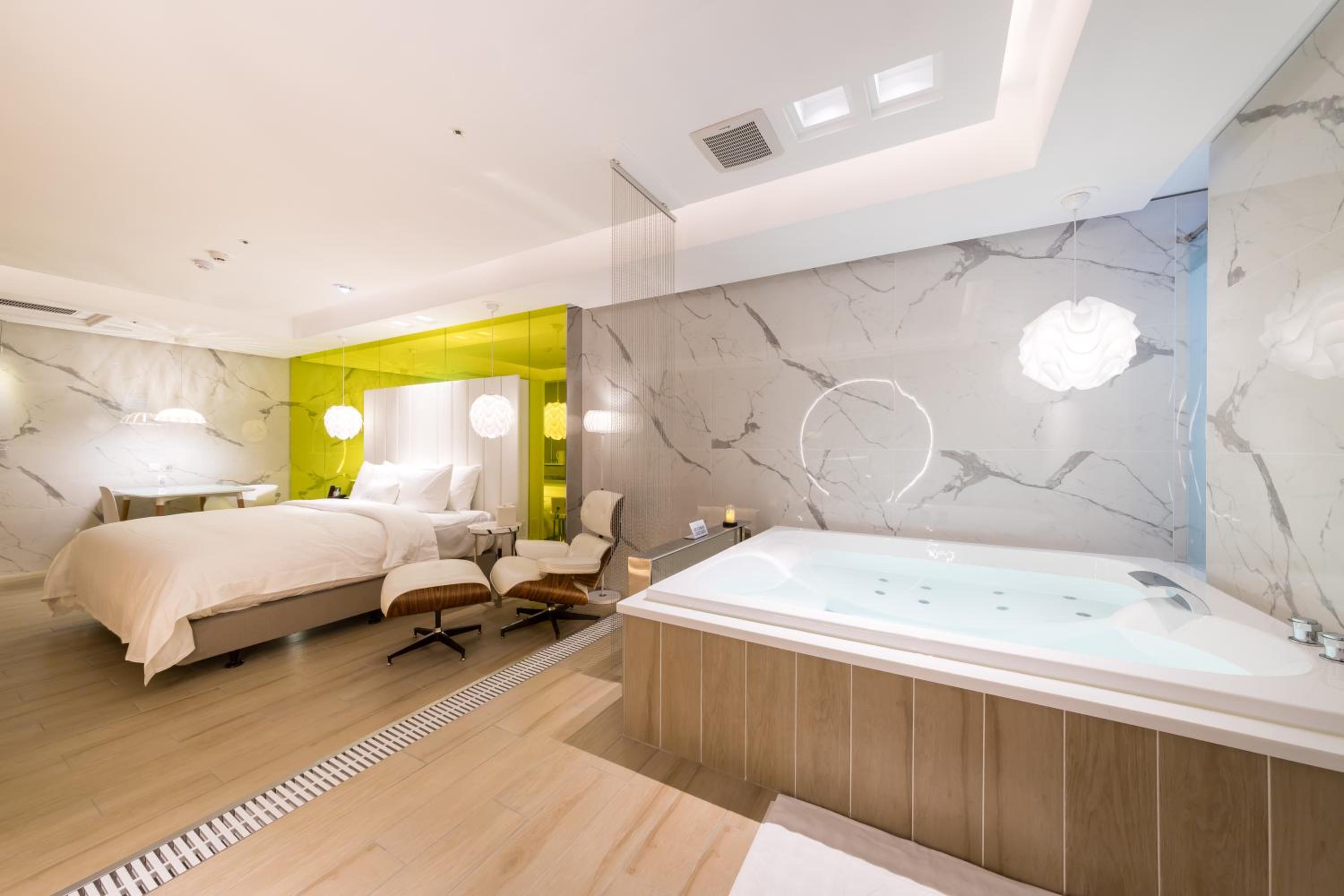 Double Room with Spa Bath photo 2