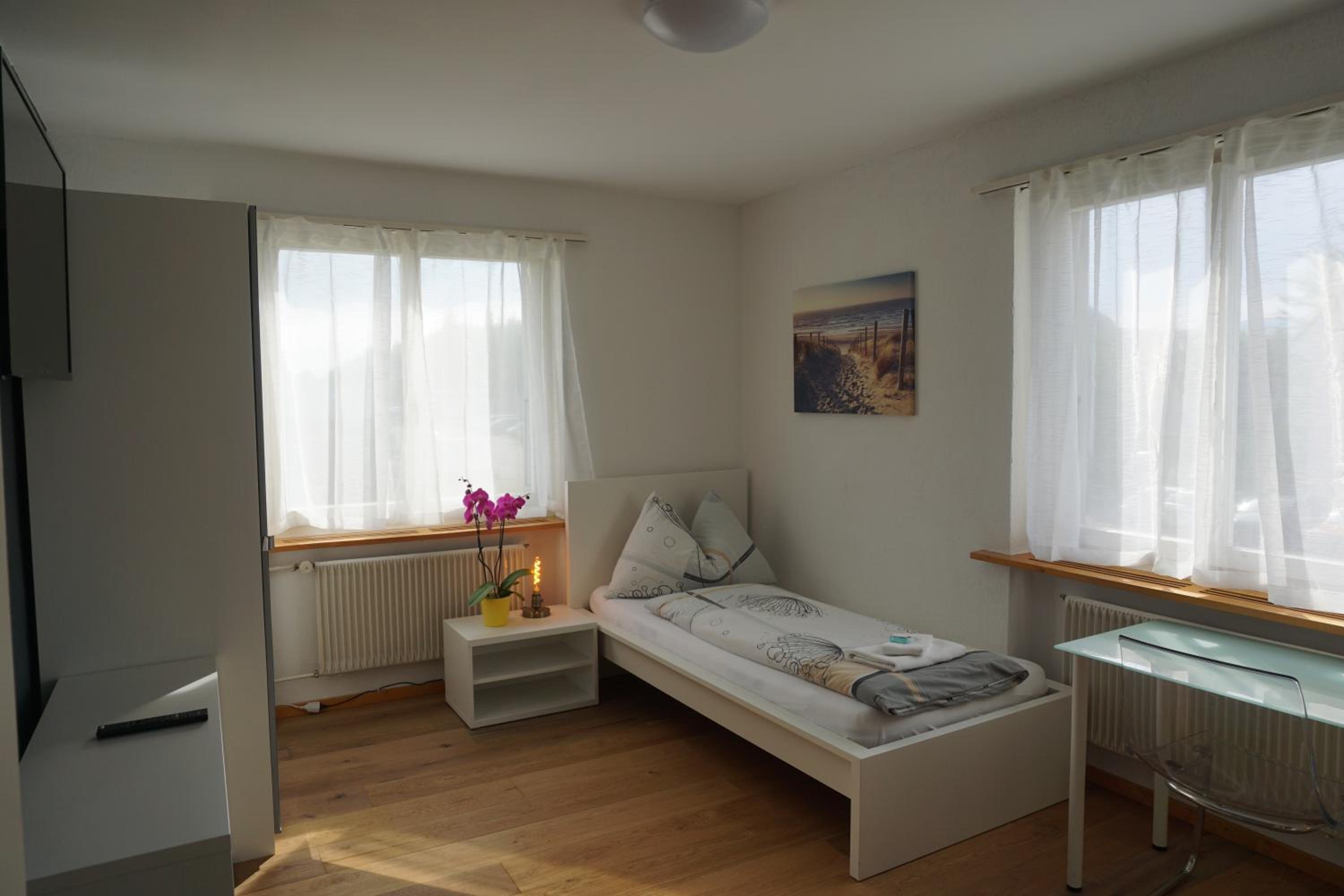 Single Room with Shared Shower and Toilet photo 1