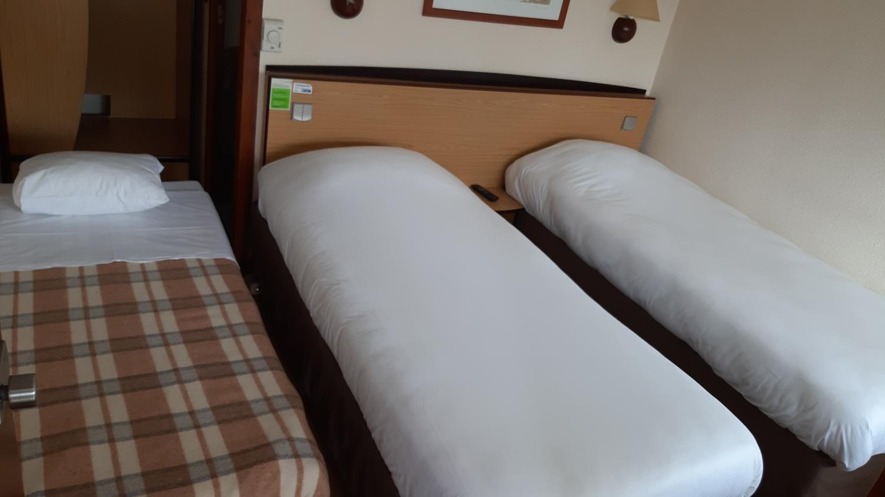 Twin Room With Two Single Beds And One Junior Bed photo 3