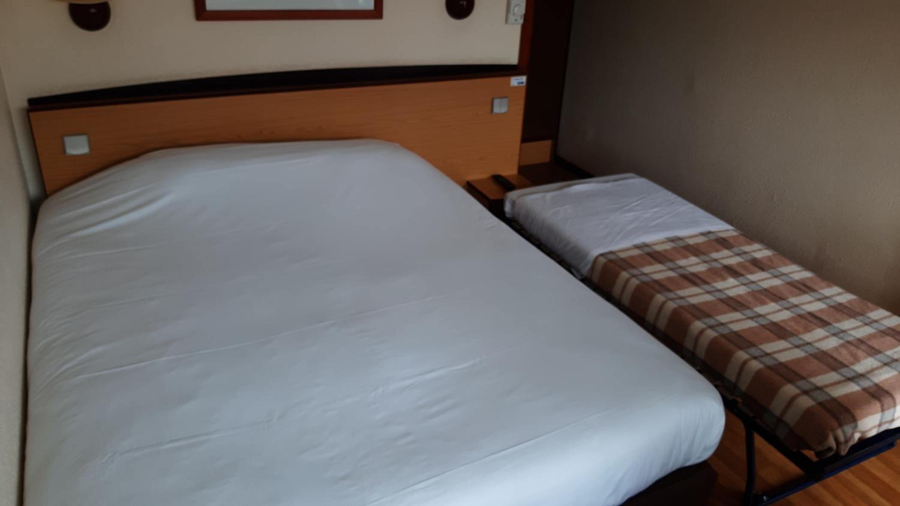 Double Room With One Double Bed And One Junior Bed photo 2