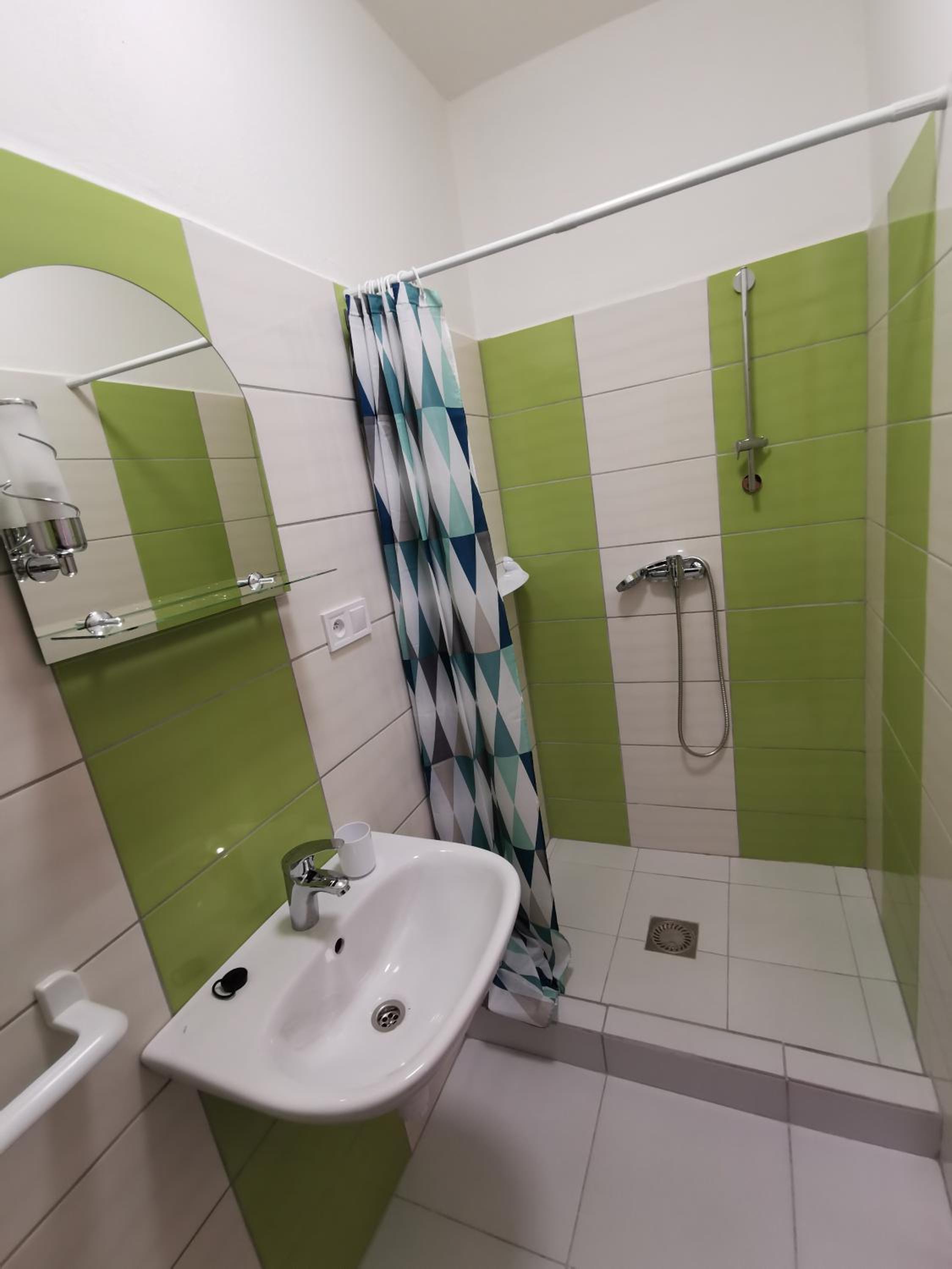 Quadruple Room with Private Bathroom - Photo 15