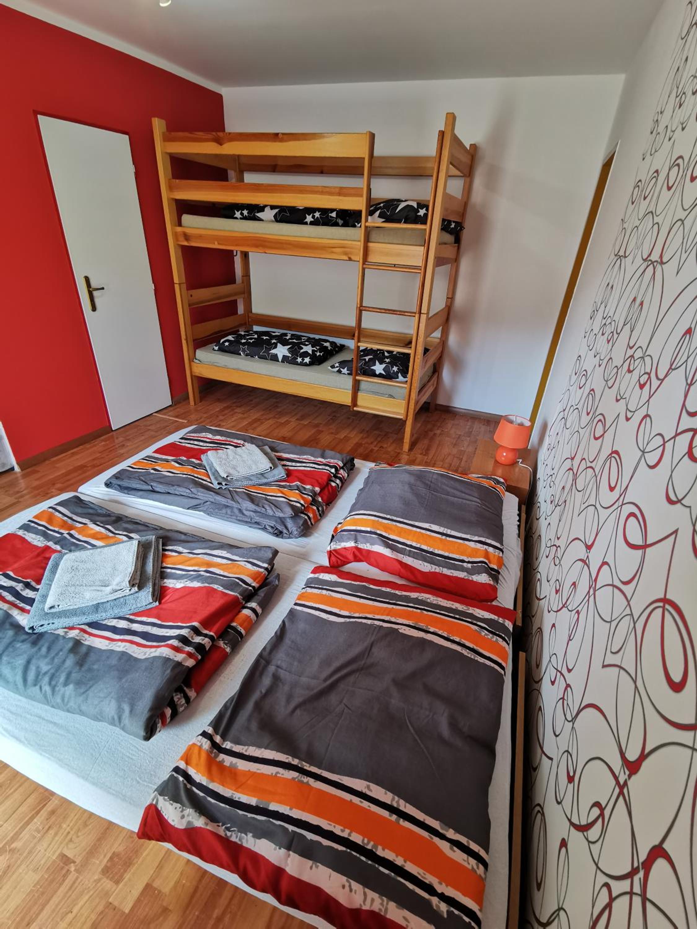 Quadruple Room with Private Bathroom - Photo 6