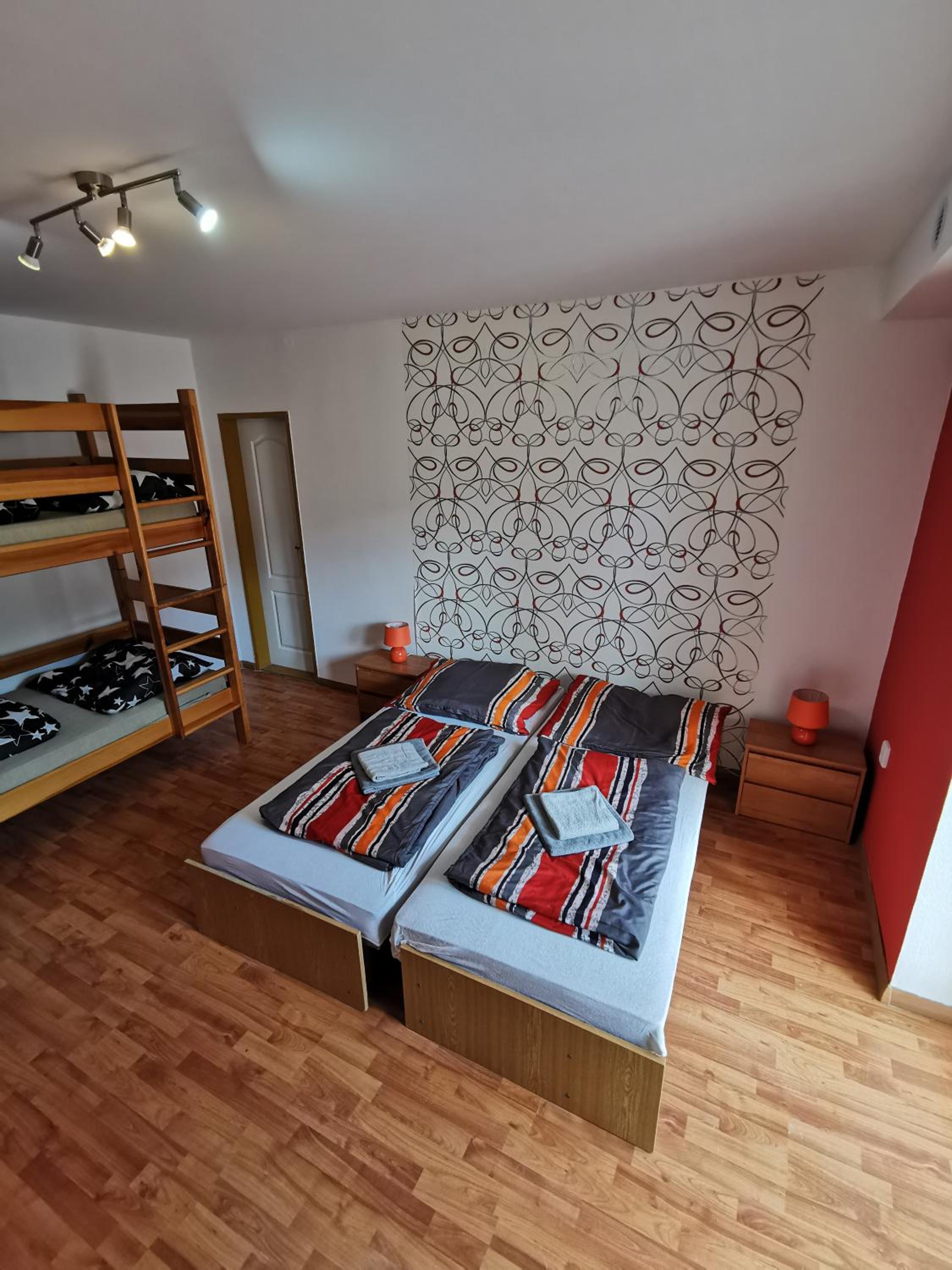 Quadruple Room with Private Bathroom - Photo 5