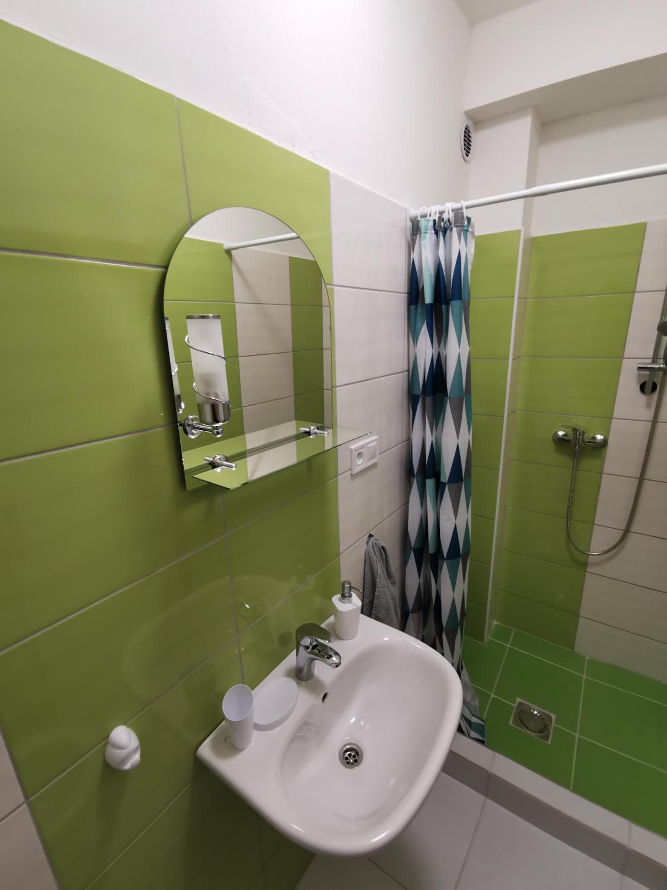 Quadruple Room with Private Bathroom - Photo 8