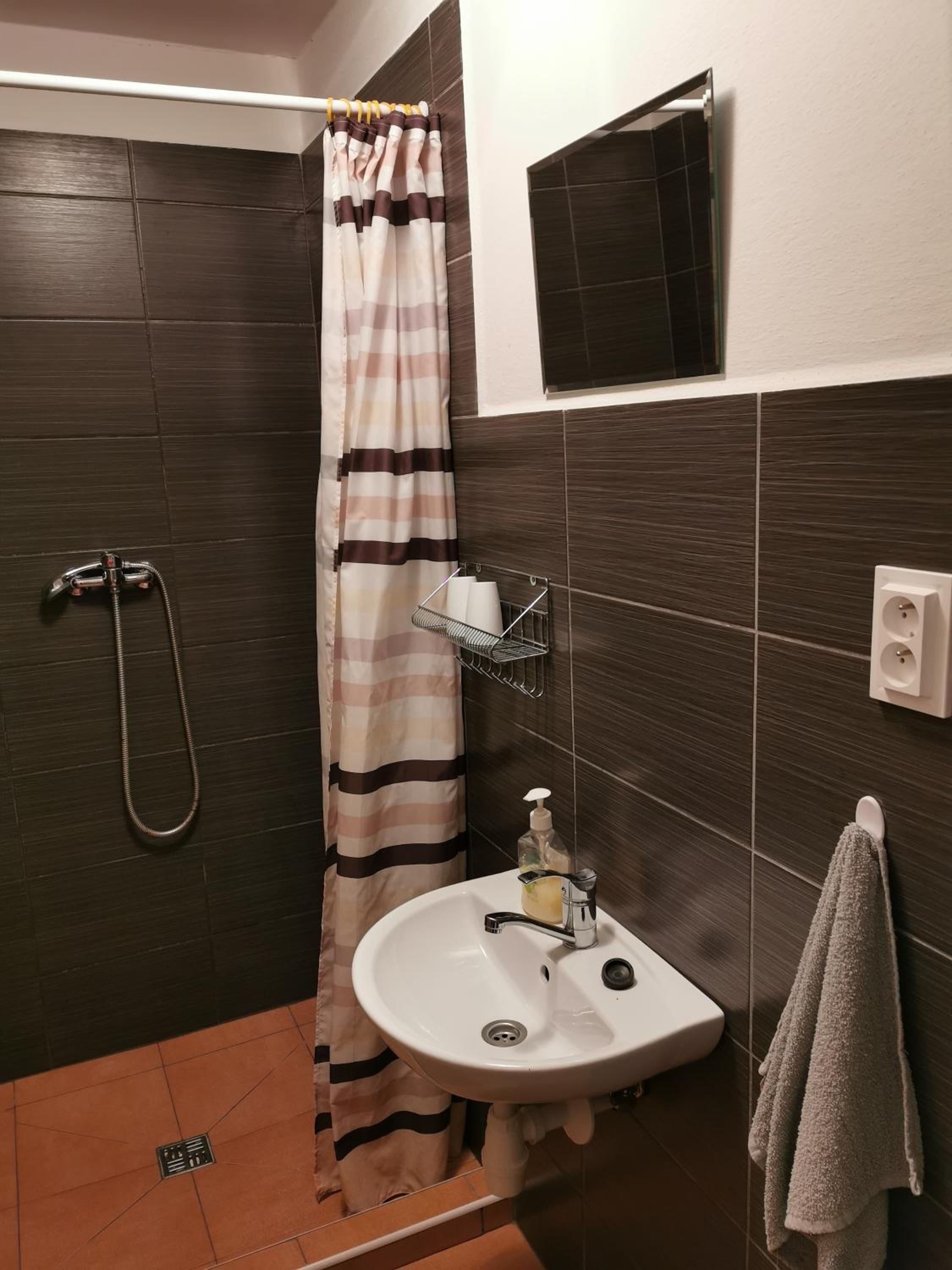 Classic Double Room with Shower - Photo 7