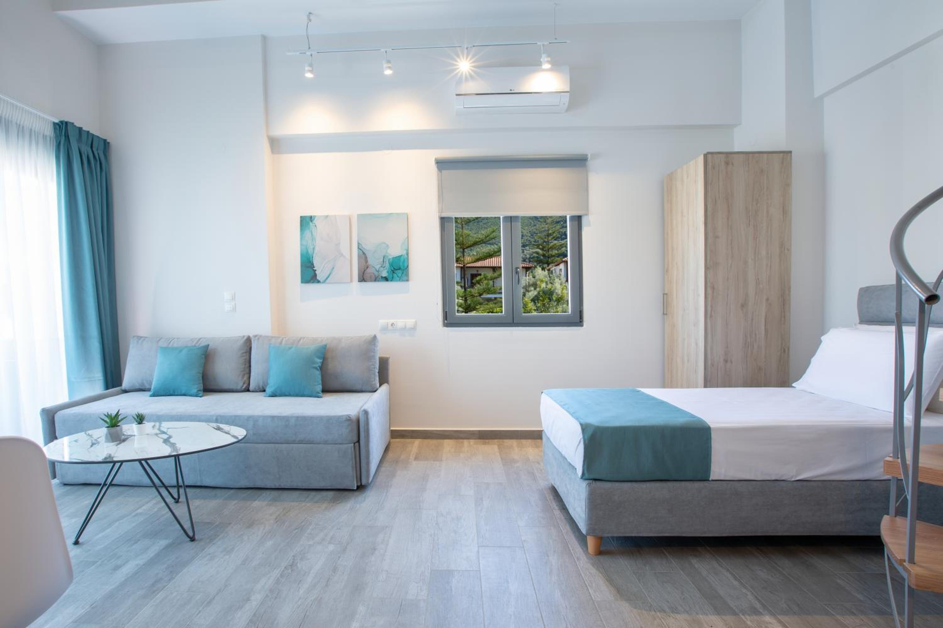 Deluxe Junior Suite photo 3