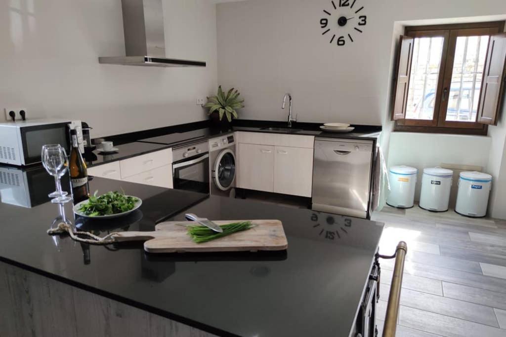 Seven-Bedroom House photo 2