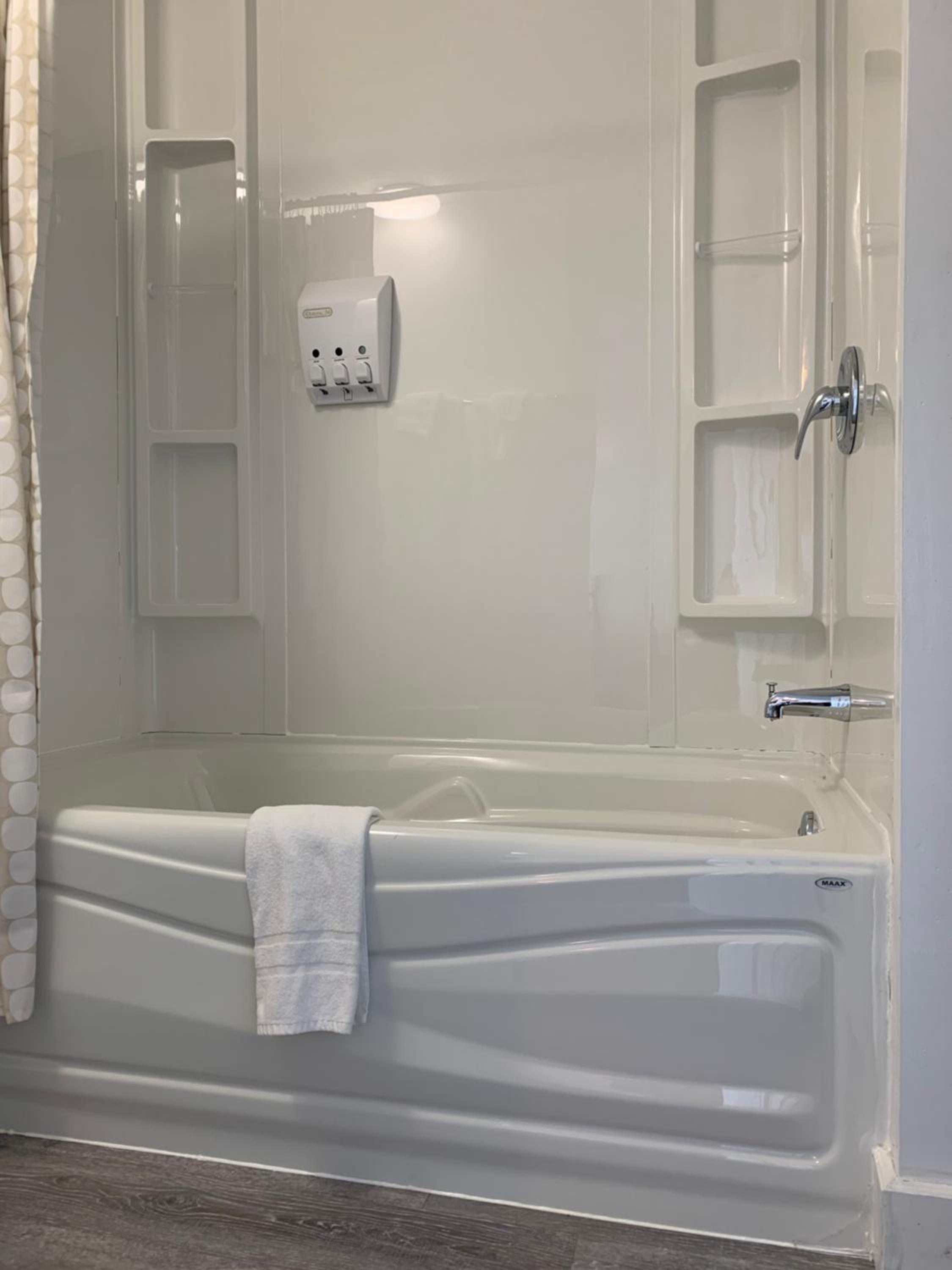 Double Room with Two Queen Beds - Photo 28