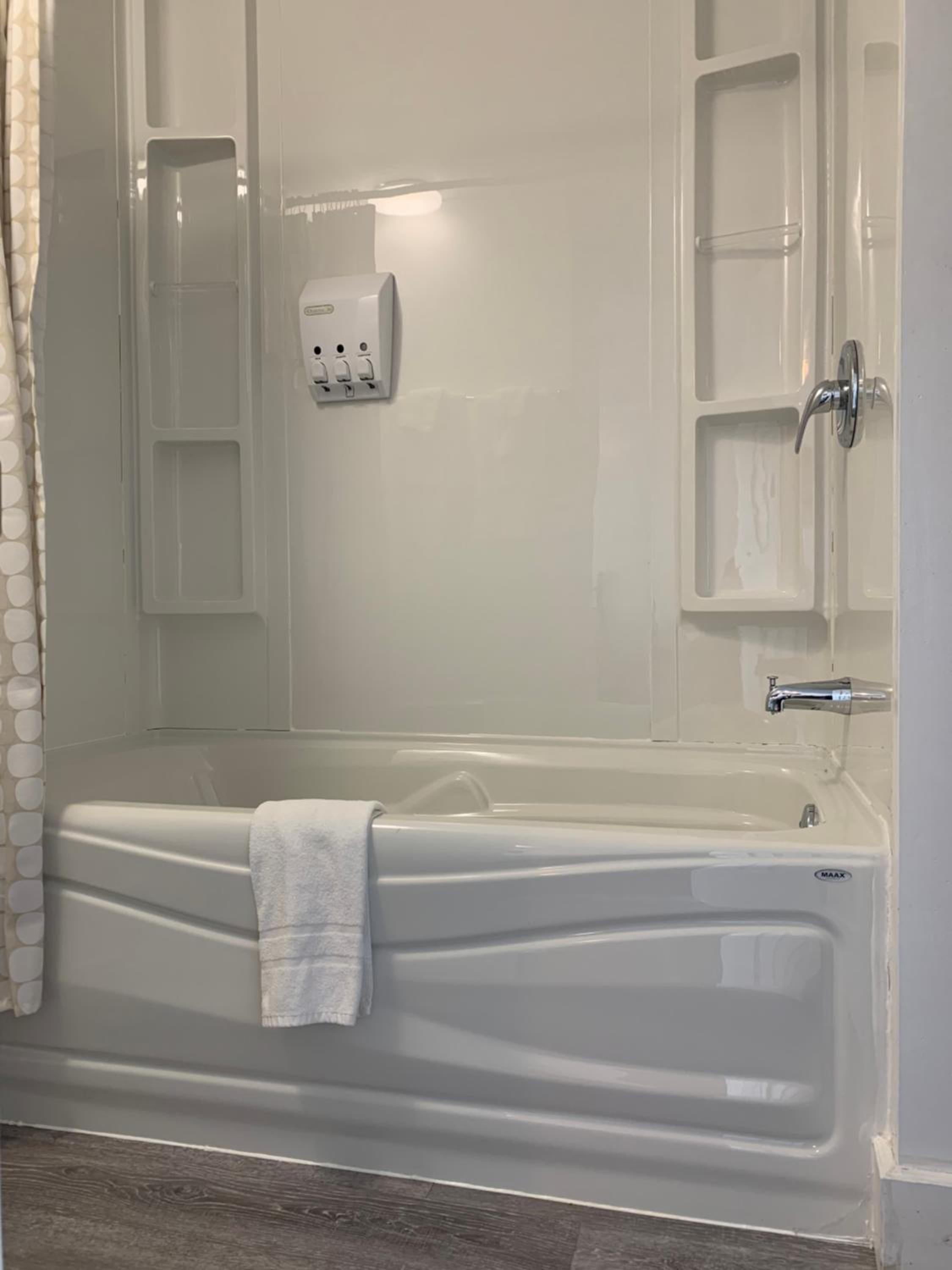 Double Room with Two Queen Beds - Photo 27